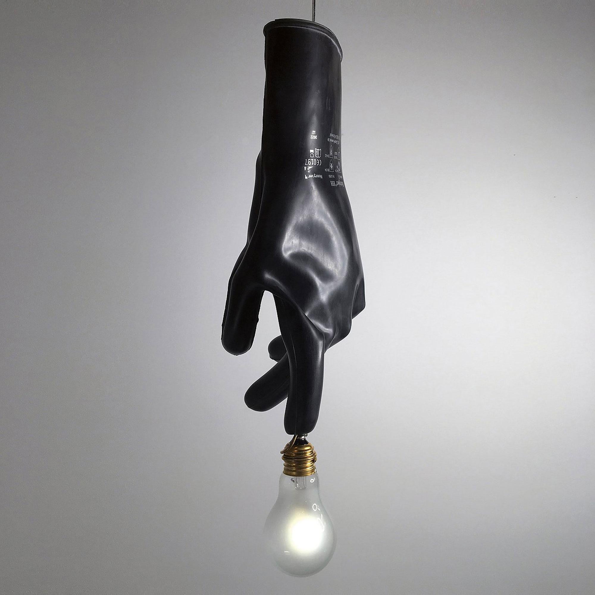 Marchio: Ingo Maurer
Model: Luzy
Designer: Ingo Maurer

Luzy è una delle creazioni più sorprendenti e non convenzionali di Ingo Maurer: un guanto nero trasformato in una lampada a sospensione, con una lampadina smerigliata posta sulla punta del dito