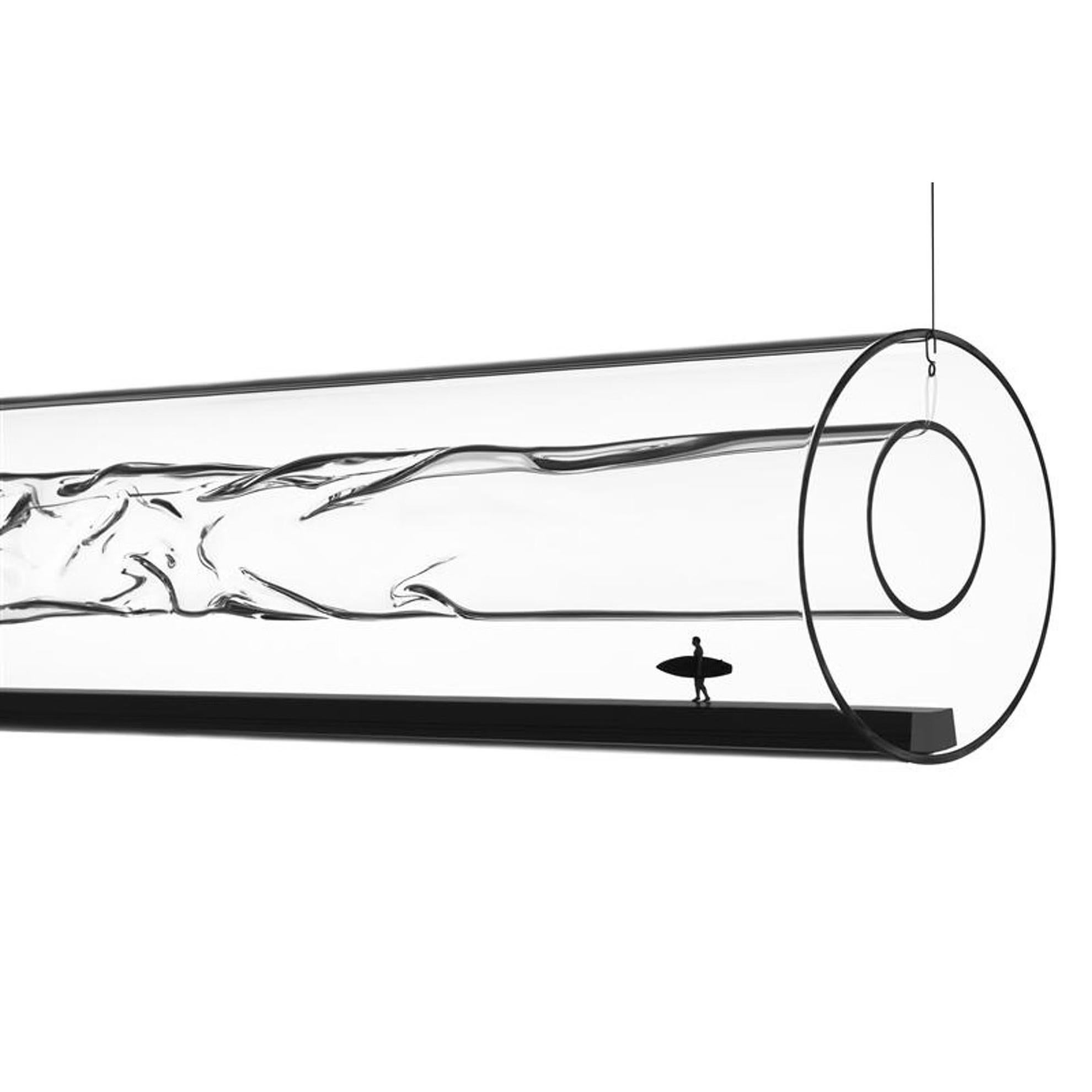 Model No: NALUM
Diseñador: Sebastian Hepting (2025)

NALUM capta el movimiento dinámico de las olas y el reflejo de la luz en la superficie del agua en un extraordinario objeto luminoso. Su núcleo es un tubo flotante de vidrio soplado a mano que, a