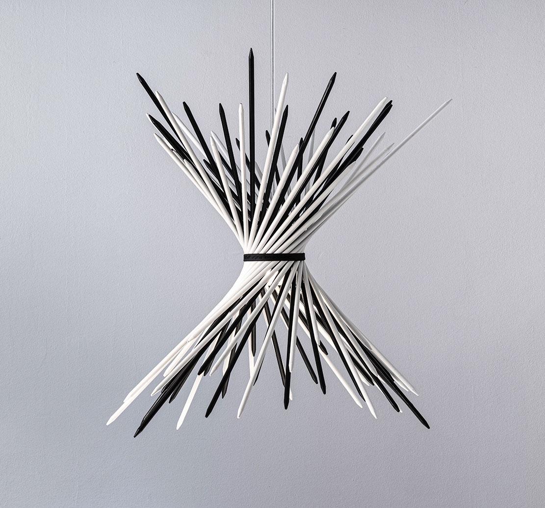 Marchio: Ingo Maurer
Modello: Pic-a-stic
Designer: Andreas Walther

Pic-a-stic è una lampada a sospensione giocosa e interattiva della collezione umoristica di Ingo Maurer. Composta da 50 aste di legno laccato tenute 