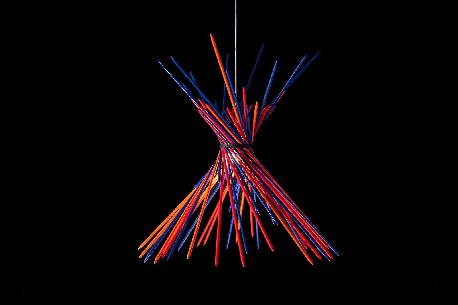 Marchio: Ingo Maurer
Modello: Pic-a-stic
Designer: Andreas Walther

Pic-a-stic è una lampada a sospensione giocosa e interattiva della collezione umoristica di Ingo Maurer. Composta da 50 aste di legno laccato tenute 