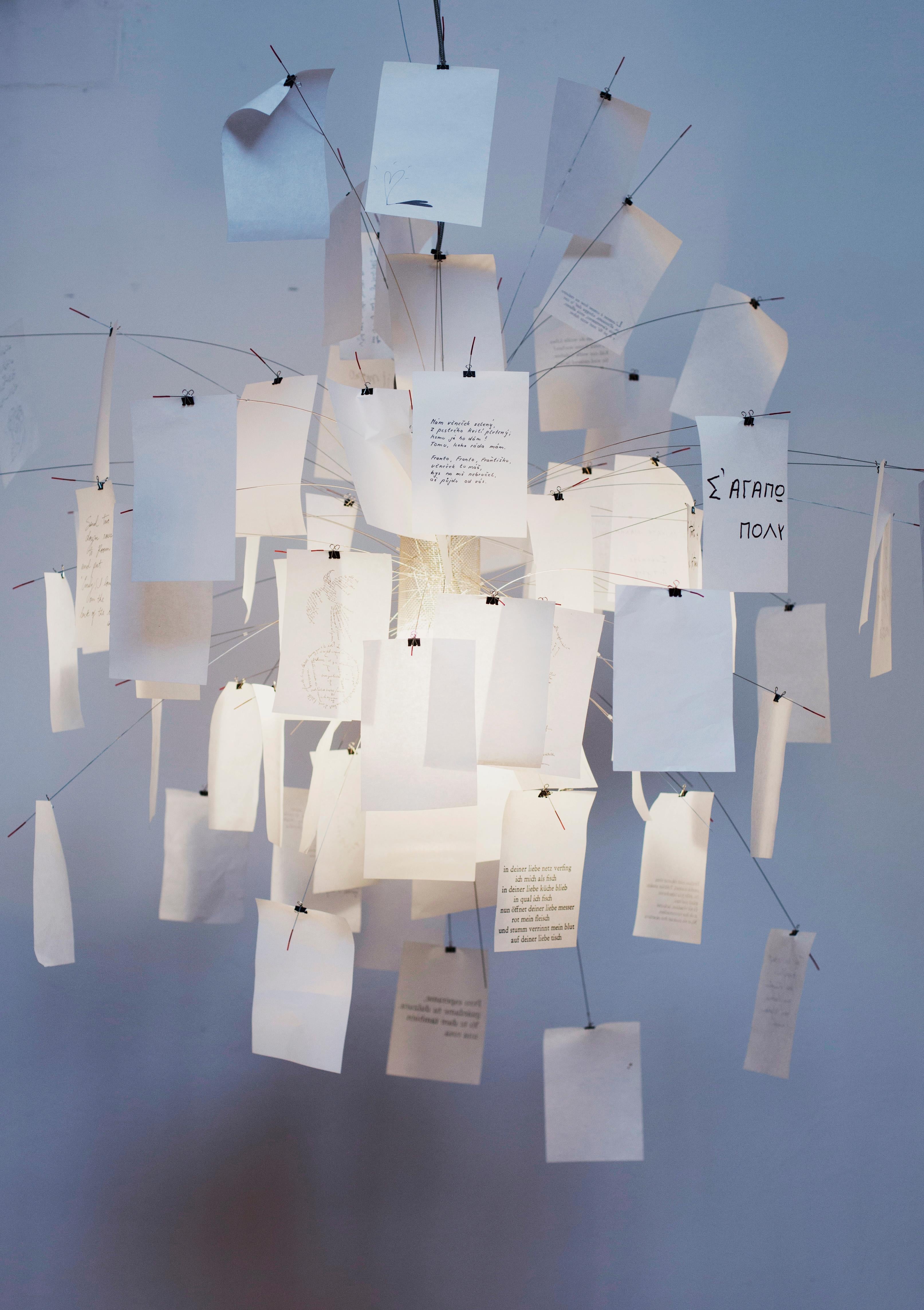 Marke: Ingo Maurer
Modell: Zettel'z 5
Designer: Ingo Maurer

Zettel'z 5 ist eine der ikonischsten Kreationen von Ingo Maurer und bietet den Nutzern eine einzigartige Möglichkeit des persönlichen Ausdrucks. Je nachdem, wie die dünnen Edelstahlstangen