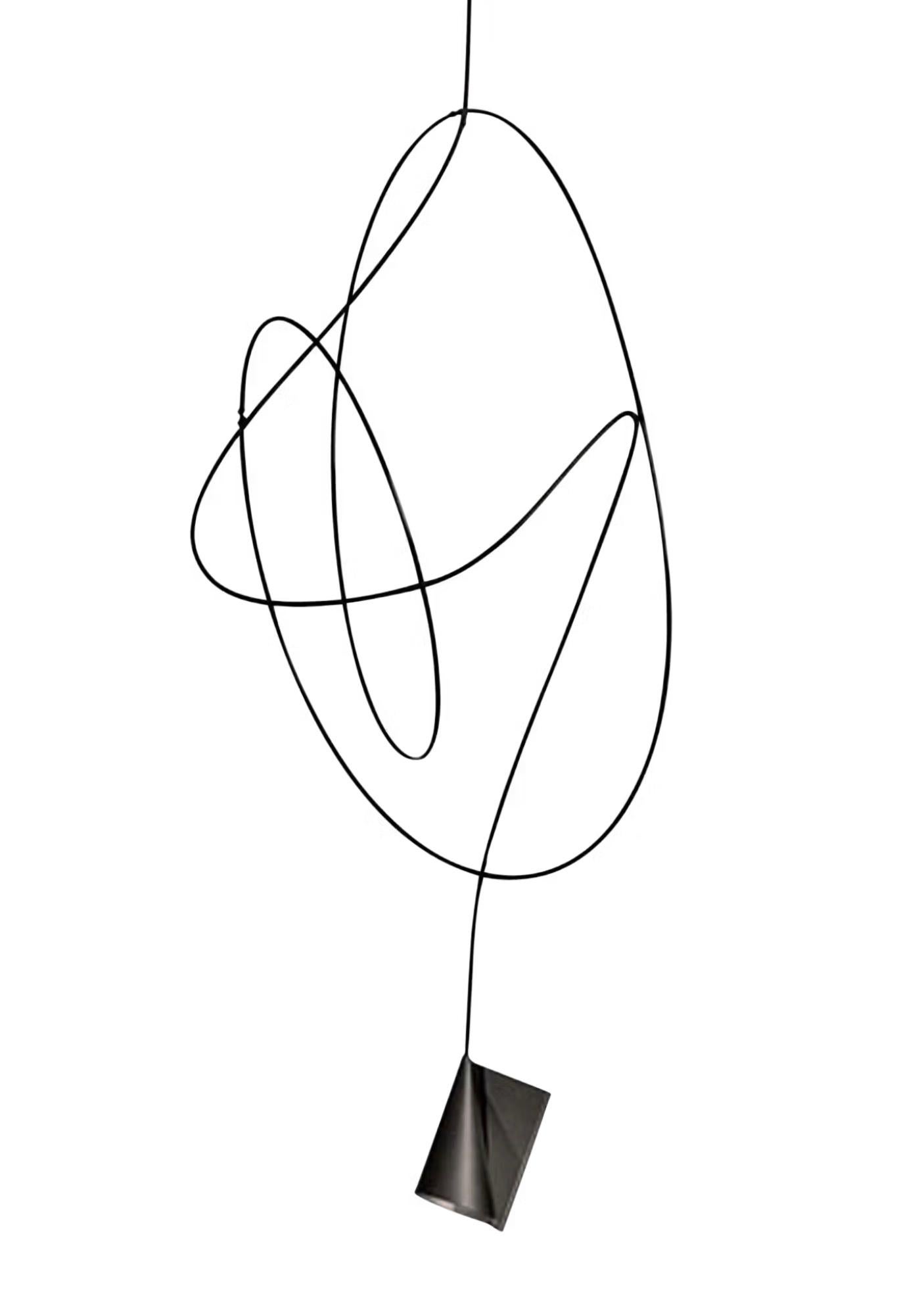 Marchio: Ingo Maurer
Designer: Ingo Maurer Team
Model: Firma

Signature si ispira all'idea del caso: la forma incontrollata creata da un cavo che cade. L'apparecchio assomiglia a un disegno tridimensionale nello spazio, dove un cavo morbido è