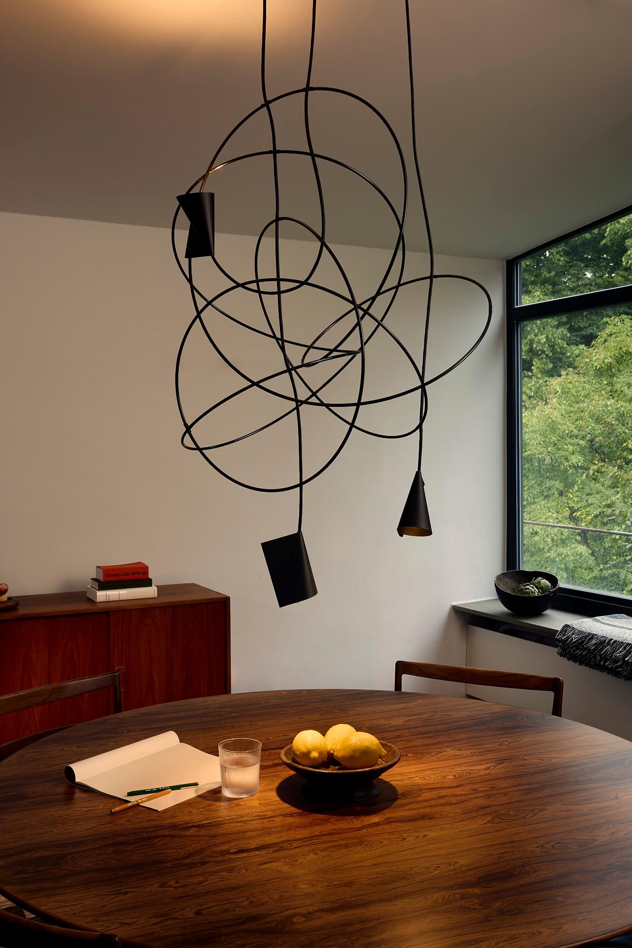 Marchio: Ingo Maurer
Designer: Ingo Maurer Team
Model: Signature (Set di 3)

Signature si ispira all'idea del caso: la forma incontrollata creata da un cavo che cade. L'apparecchio assomiglia a un disegno tridimensionale nello spazio, dove un cavo