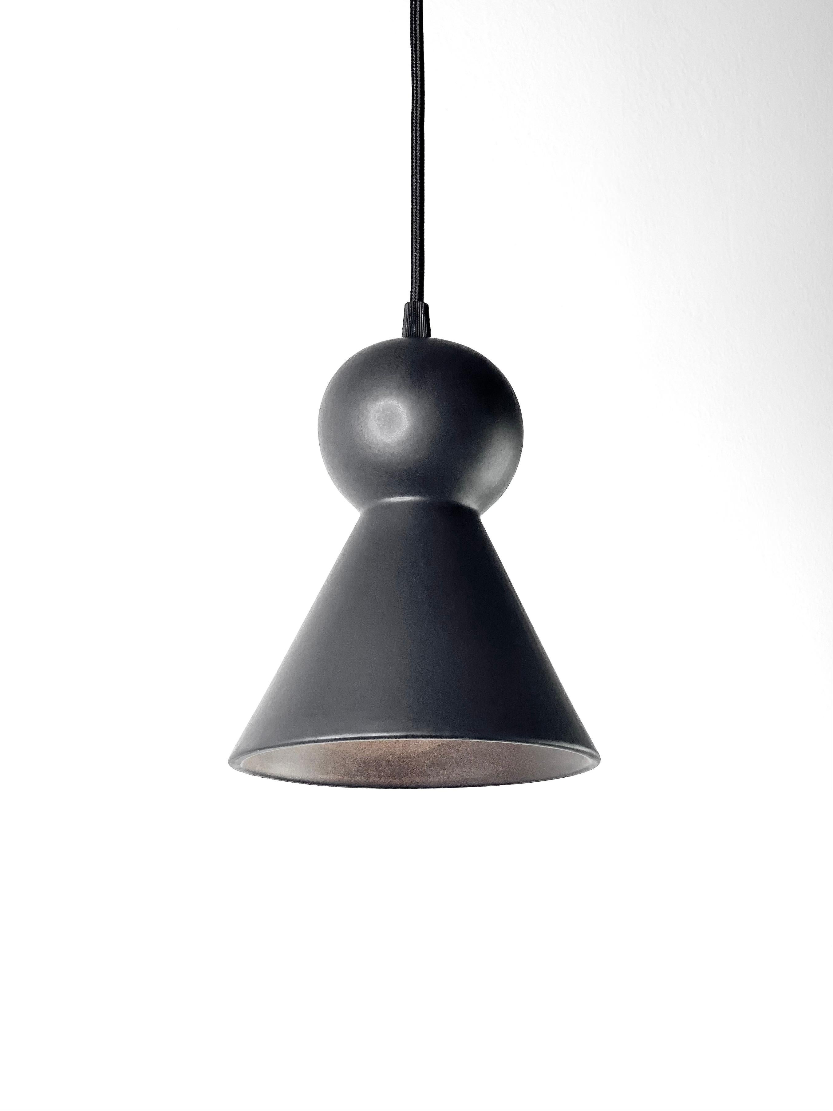 Minimalismo Lampada a sospensione contemporanea in gres nero opaco, design minimalista, LOVER 2.0 in vendita