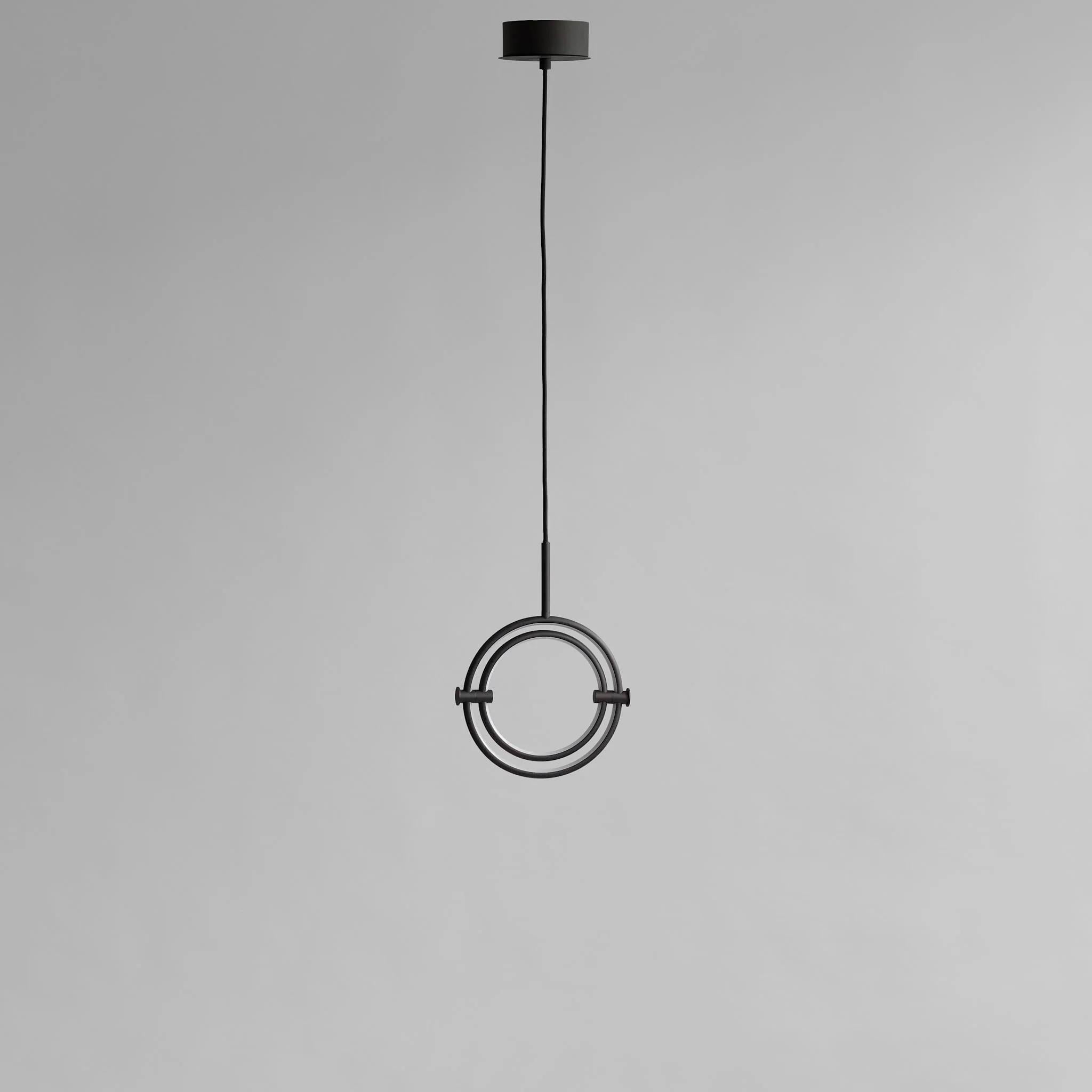 Lámpara de suspensión, tamaño mini, acabado patinado negro, metal y acrílico, obra de arte contemporánea.

Esta lámpara de suspensión presenta dos círculos de aluminio meticulosamente diseñados, cada uno equipado con una cálida luz LED que ilumina