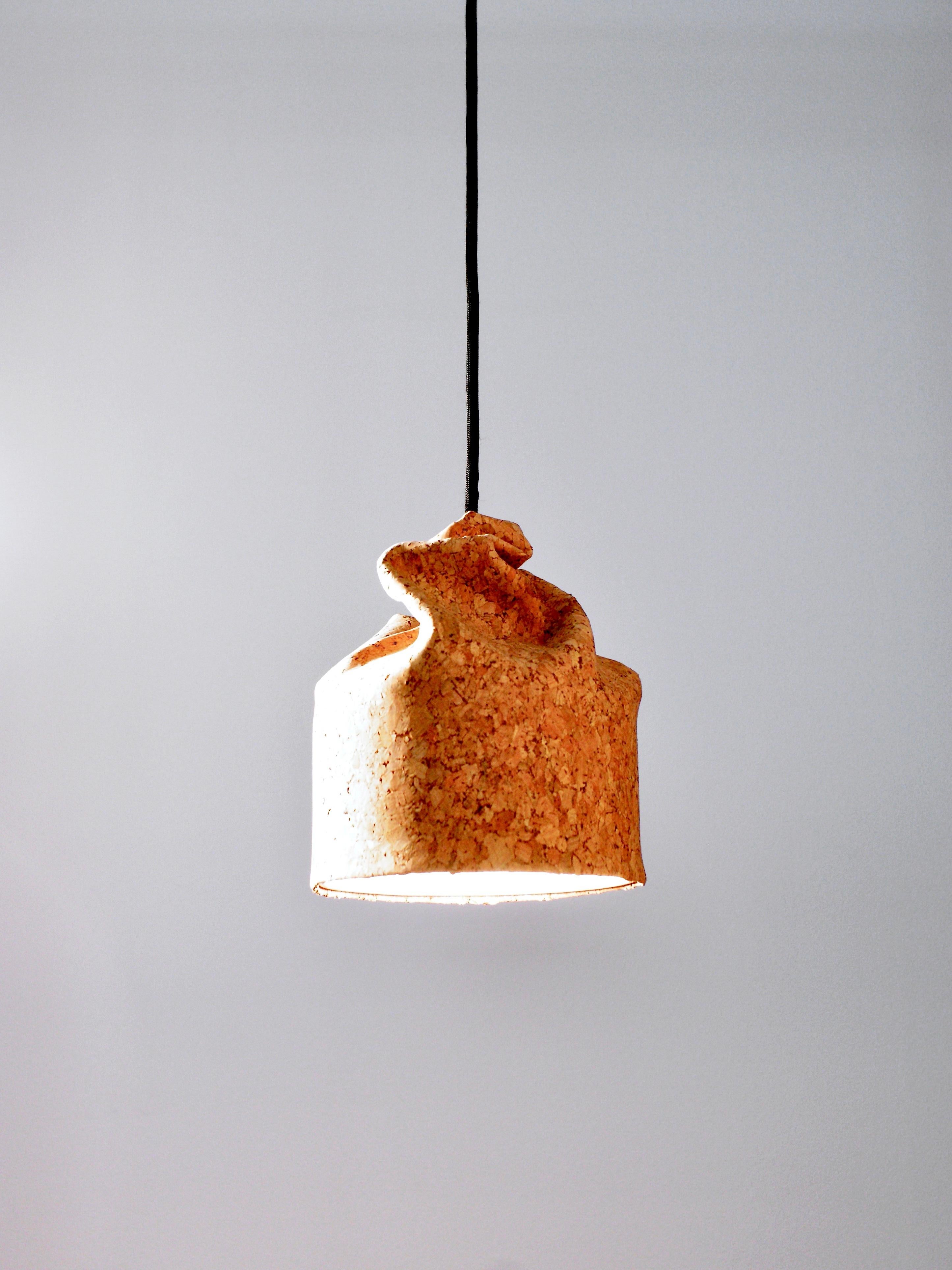 Suspension ORGANIC
Conçu par Rodrigo Vairinhos

La suspension ORGANIC est le fruit de la fusion de deux matériaux naturels - le cuir de liège et le grès céramique émaillé - qui donnent naissance à un objet d'éclairage saisissant et distinctif. Le