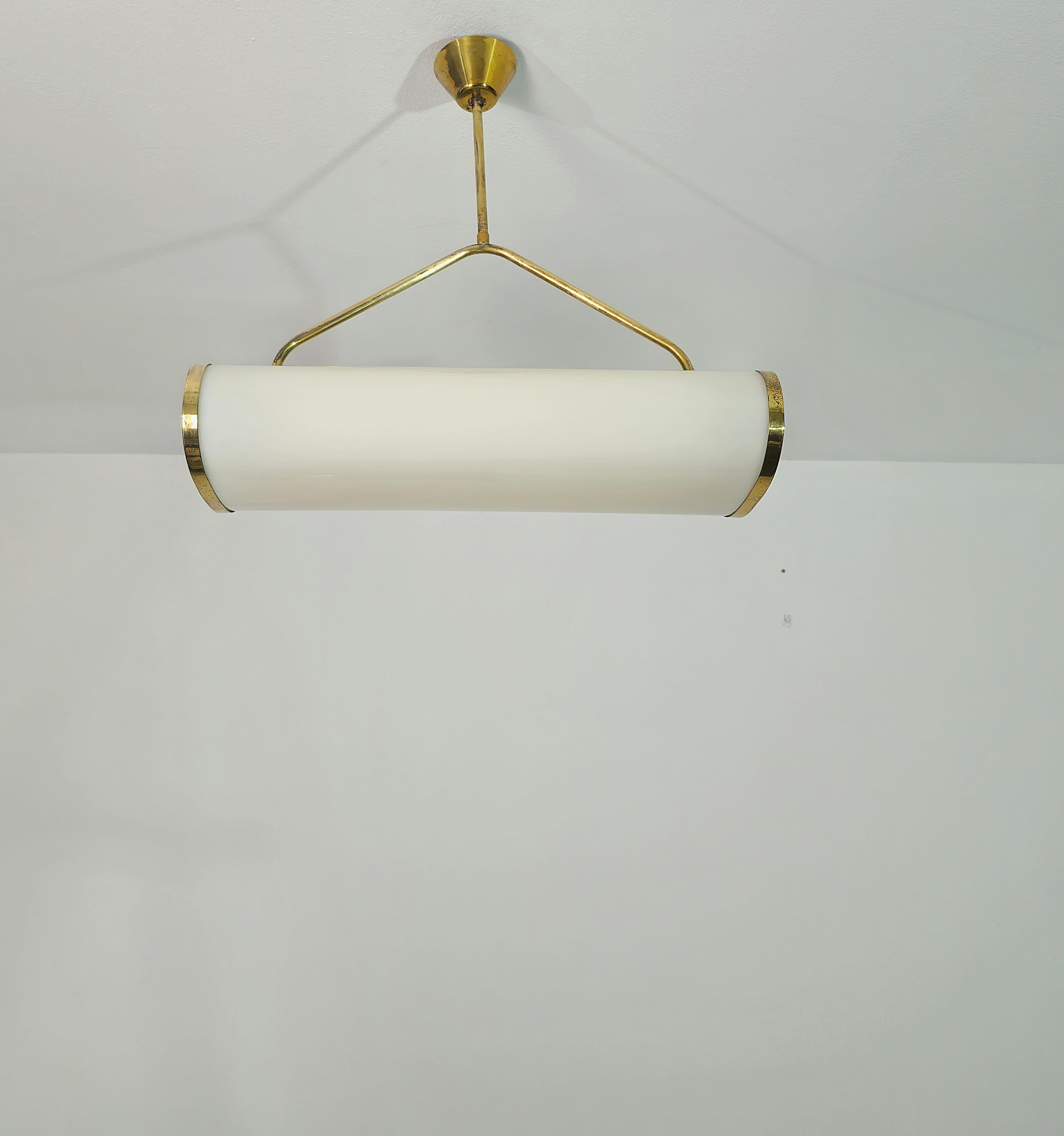 20ième siècle Lampe à suspension en plexiglas laiton design italien mi-siècle moderne, années 1960 en vente