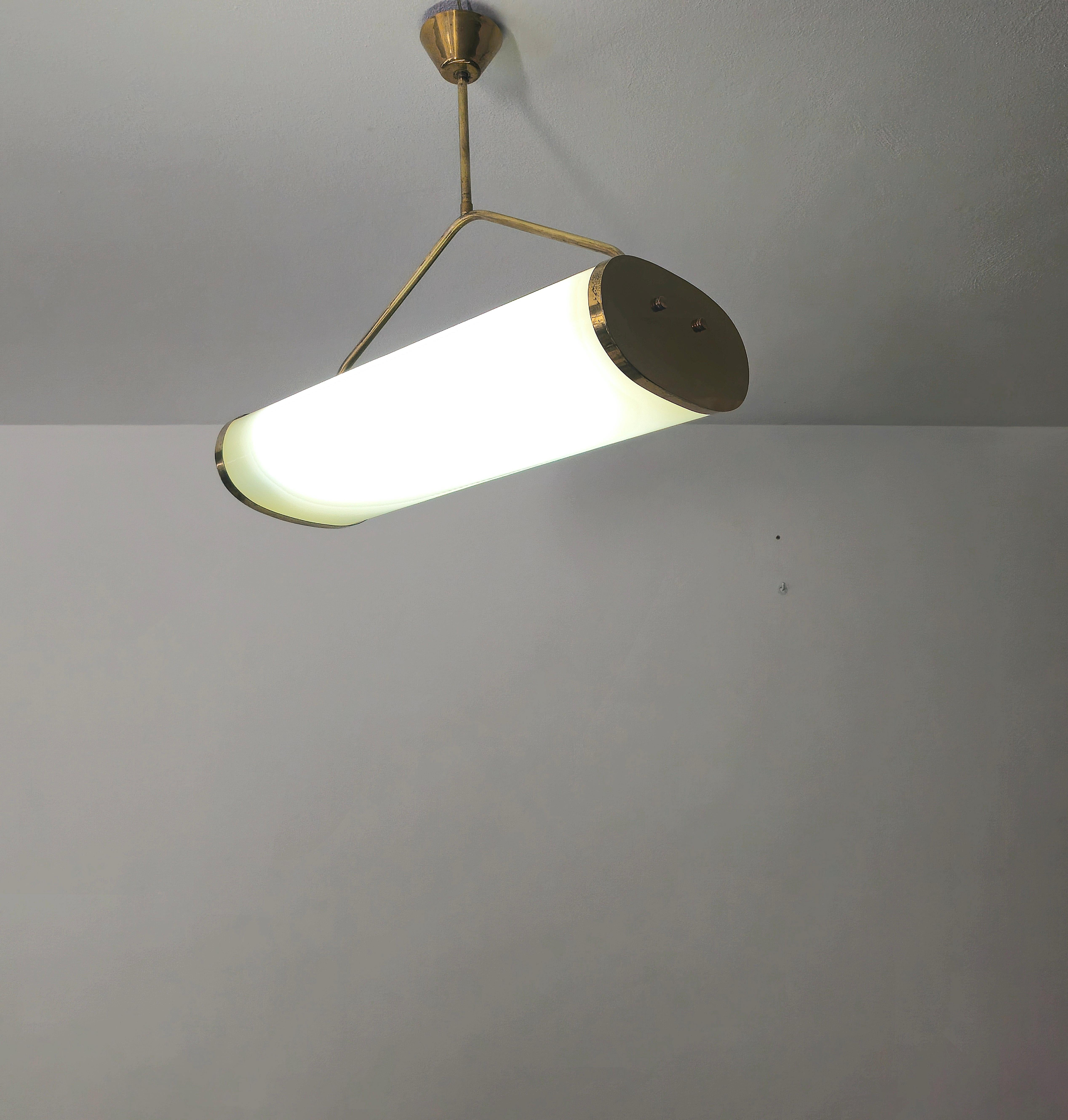 Lampe à suspension en plexiglas laiton design italien mi-siècle moderne, années 1960 en vente 1