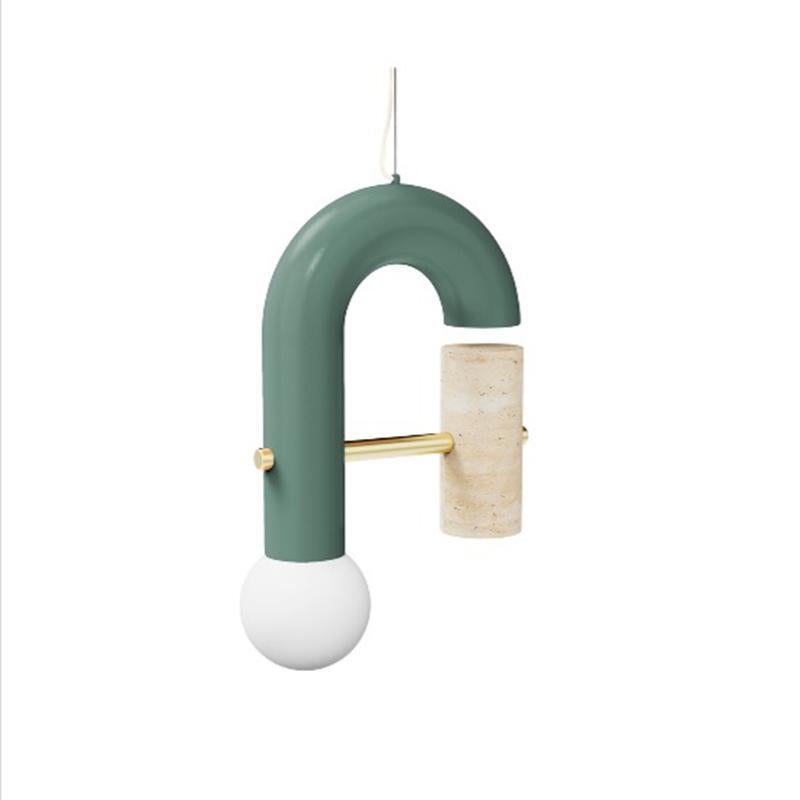 Abbinando superfici lisce e ruvide che contrastano tra loro, la collezione di lampade Pyppe, ispirata all'Art Déco, dà spazio a un nuovo approccio in termini di forma ed equilibrio. Enfatizzando la tensione tra massa e forma, fornisce morbidi punti