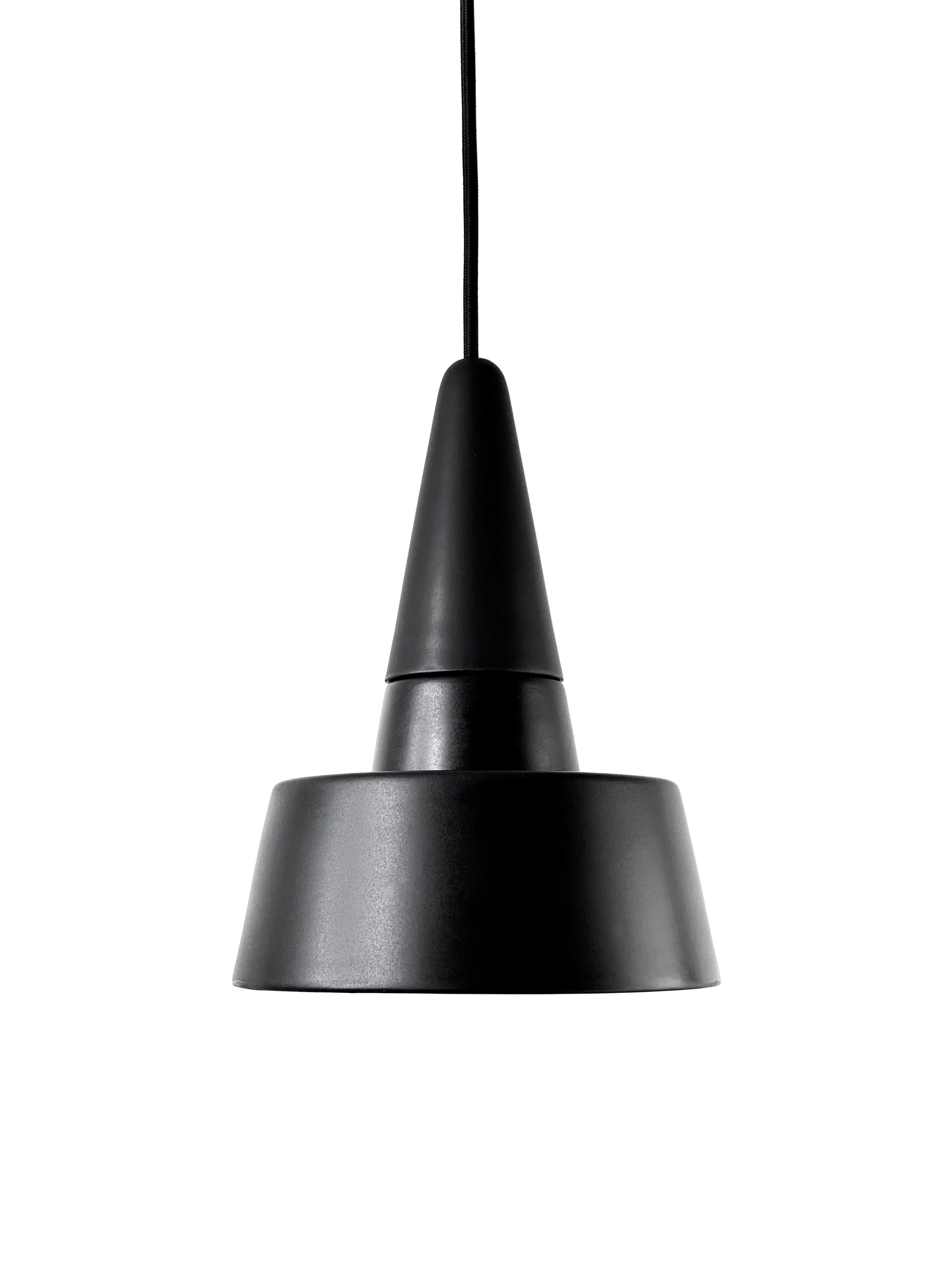 XXI secolo e contemporaneo Lampada a sospensione contemporanea in gres nero opaco, design minimalista, SML2 in vendita