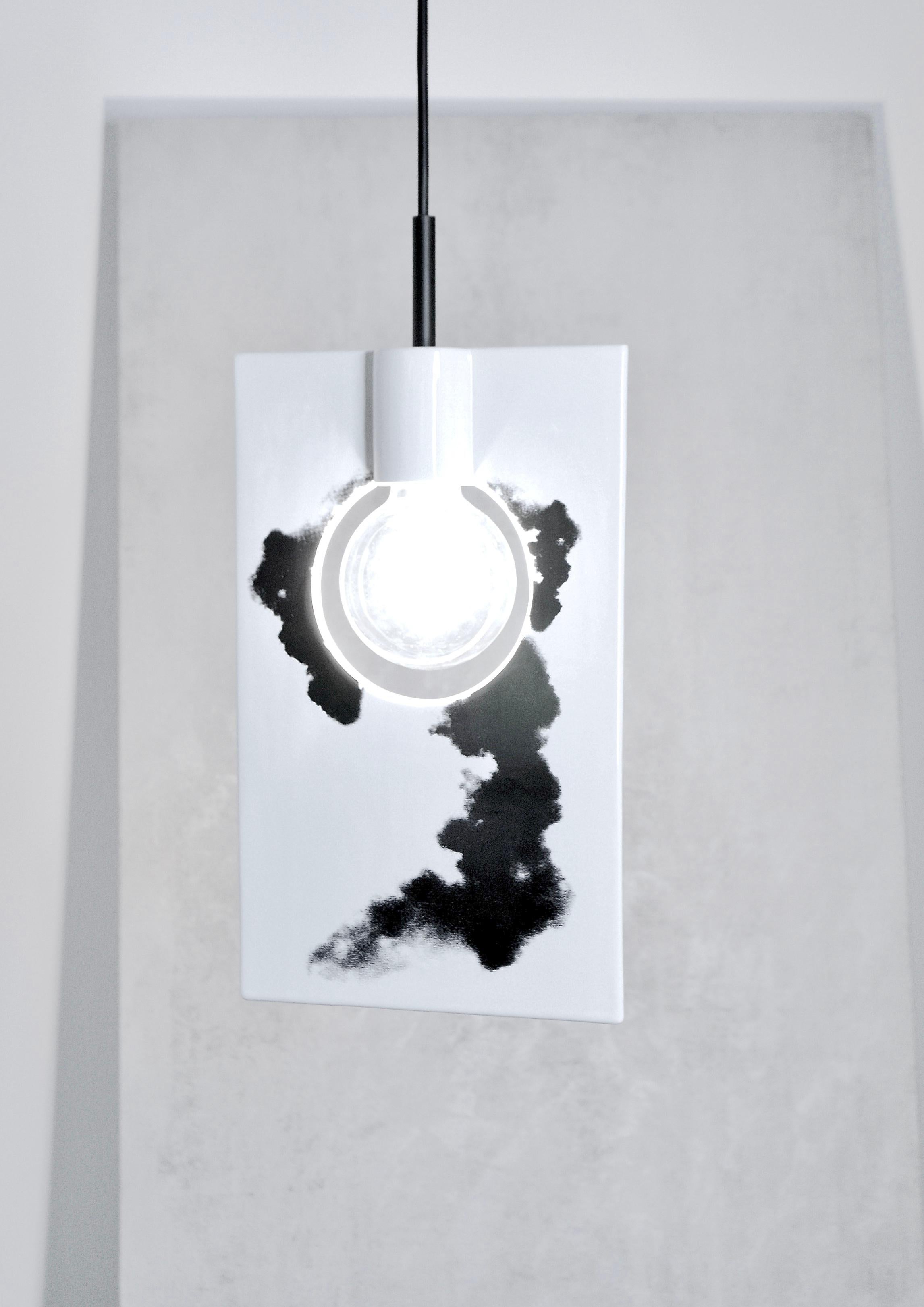 lampada a sospensione
FUMO
design RODRIGO VAIRINHOS

SMOKE è una lampada a sospensione piatta e verticale in ceramica, unica nel suo genere, che si propone di creare una nuova tendenza nel campo dell'illuminazione.
Realizzato con la massima cura e