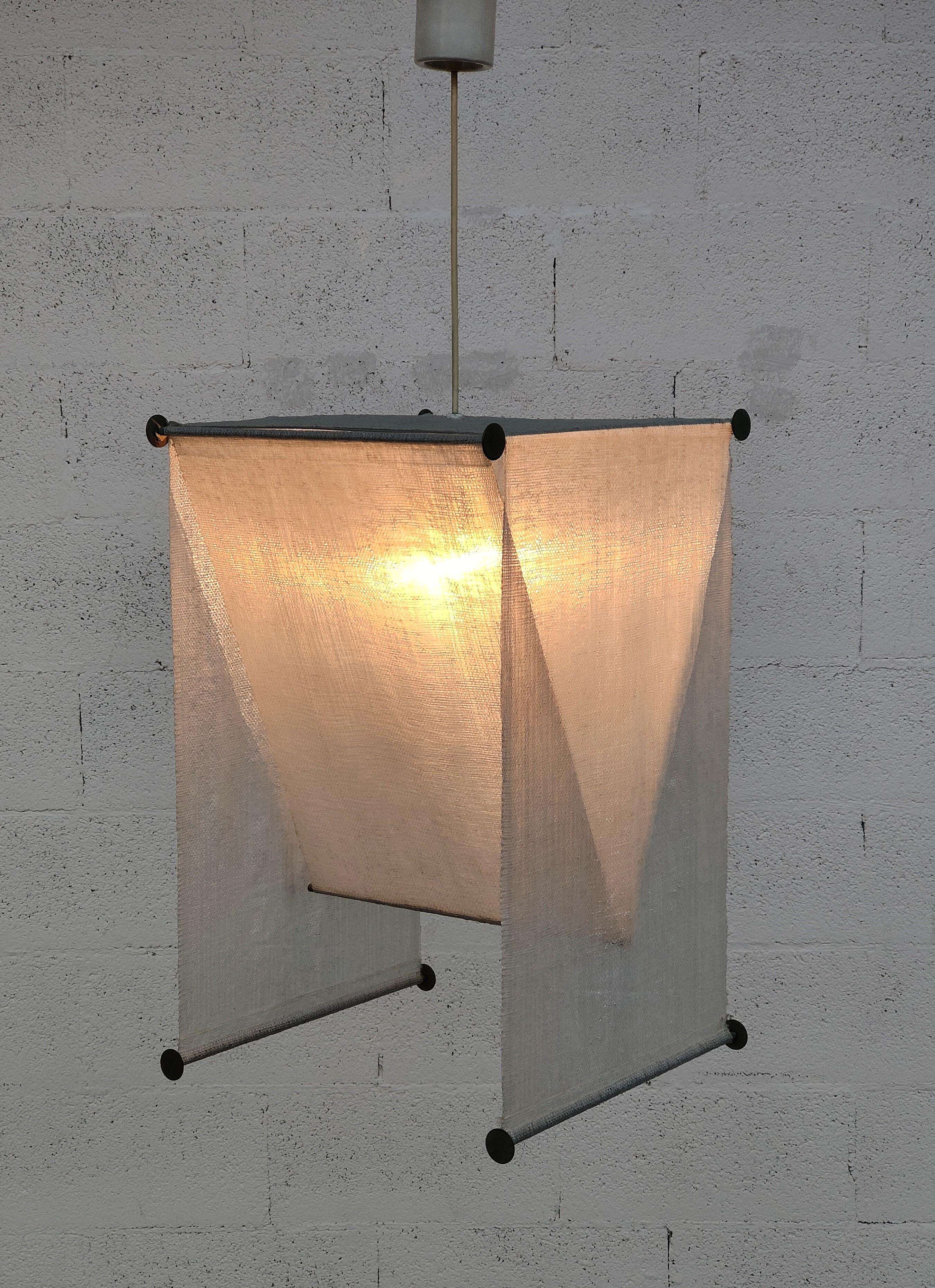 Suspension lamp designed by Achille and Piergiacomo Castiglioni.
Initially produced by Kartell from 1959, later manufactured by Flos after 1973.
Teli was born from the idea of exploiting the soft light filtering quality of raflon, a new