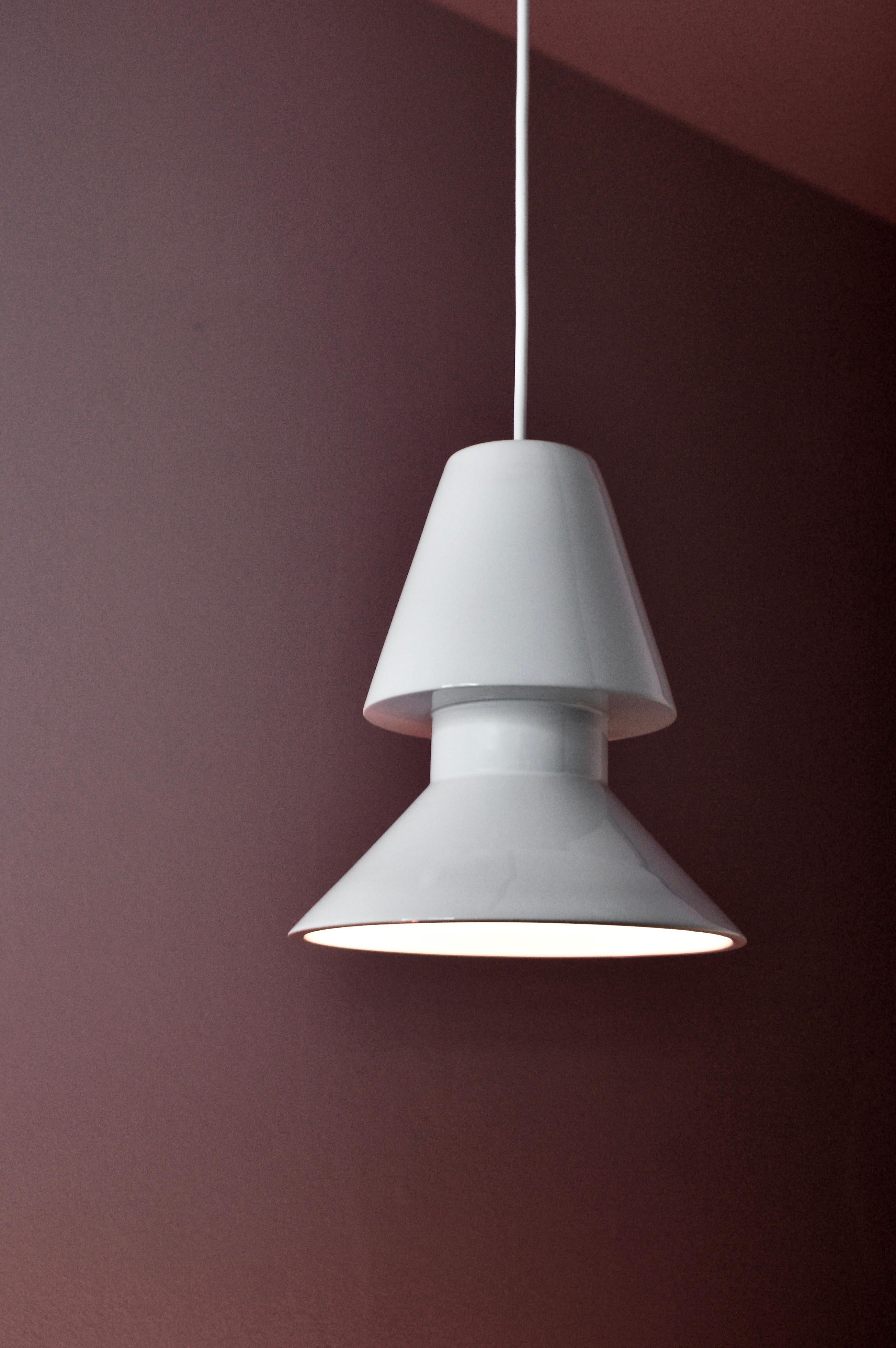suspension TWIN 1.1_blanc brillant
Design/One VAIRINHOS

Le TWIN 1.1 fait partie de la collection TWINS, incarnation d'un design contemporain minimaliste avec une touche d'Elegance classique. Fabriquée avec une attention méticuleuse aux détails,