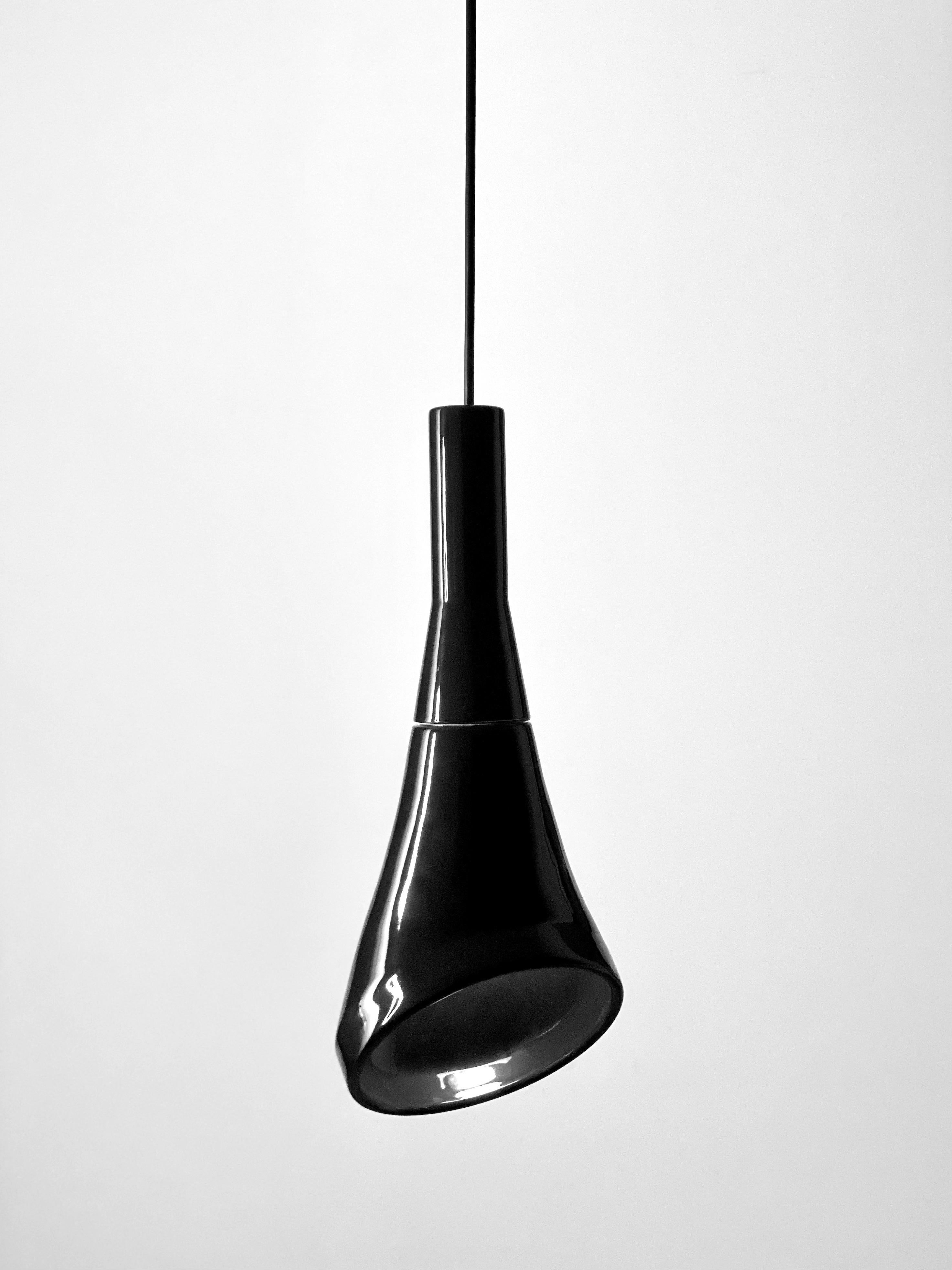 lampada a sospensione WHITE NOISE_black gloss 
progettato da RODRIGO VAIRINHOS

La lampada a sospensione WHITE NOISE è un pezzo scultoreo che unisce eleganza e funzionalità. Realizzata in gres ceramico, questa lampada è stata progettata per