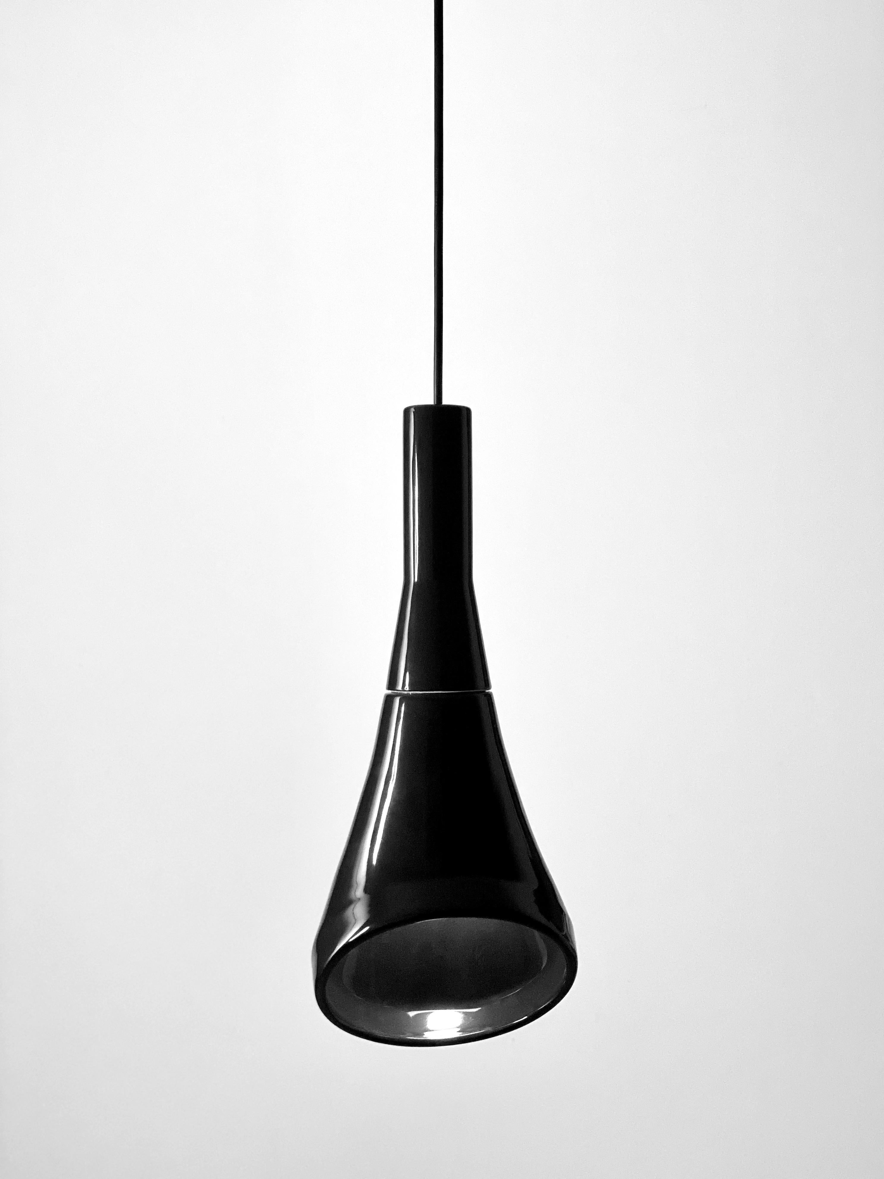 Moderno Lampada a sospensione contemporanea in gres nero lucido, design minimalista WHITE NOI in vendita