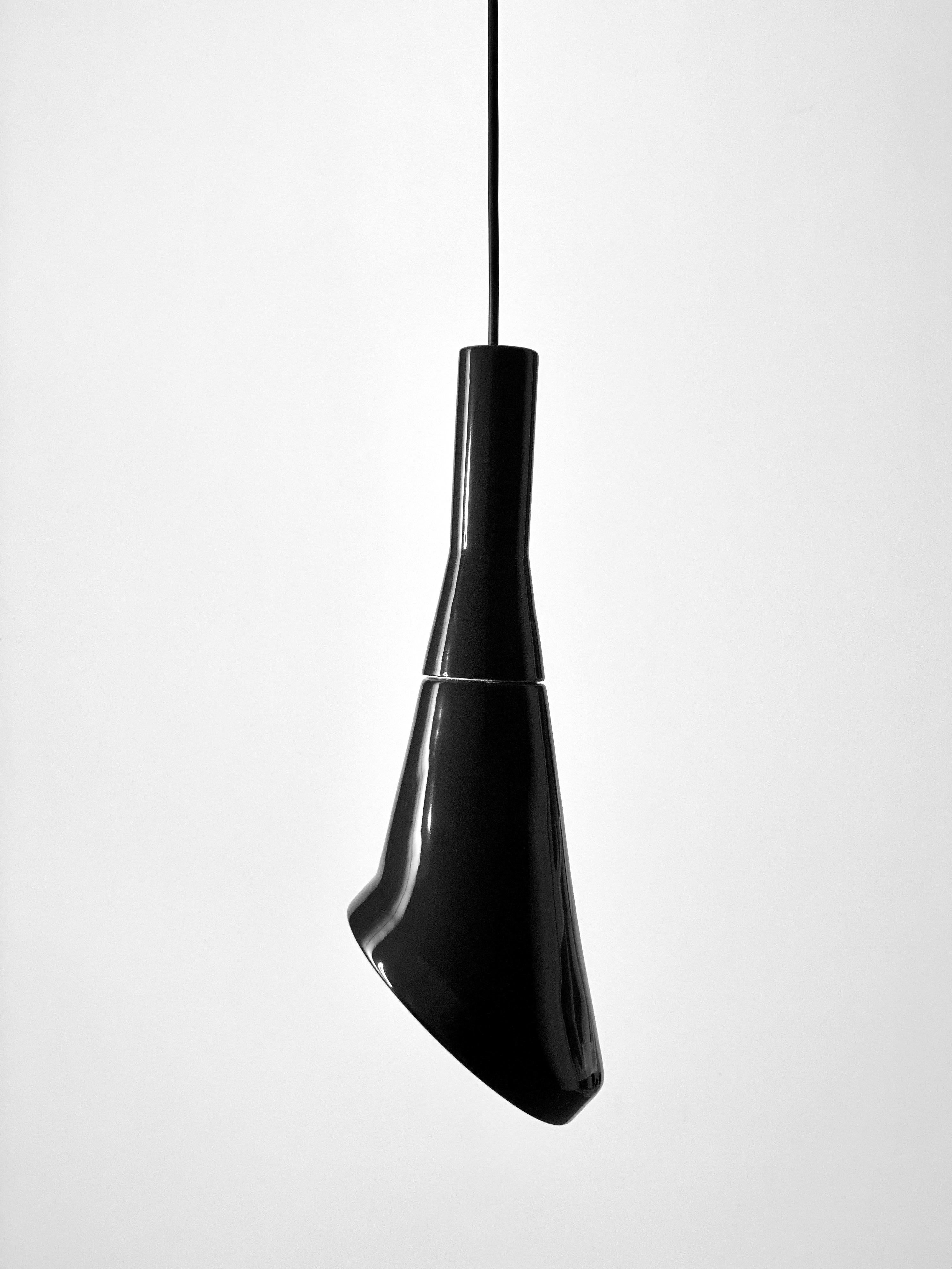 XXI secolo e contemporaneo Lampada a sospensione contemporanea in gres nero lucido, design minimalista WHITE NOI in vendita