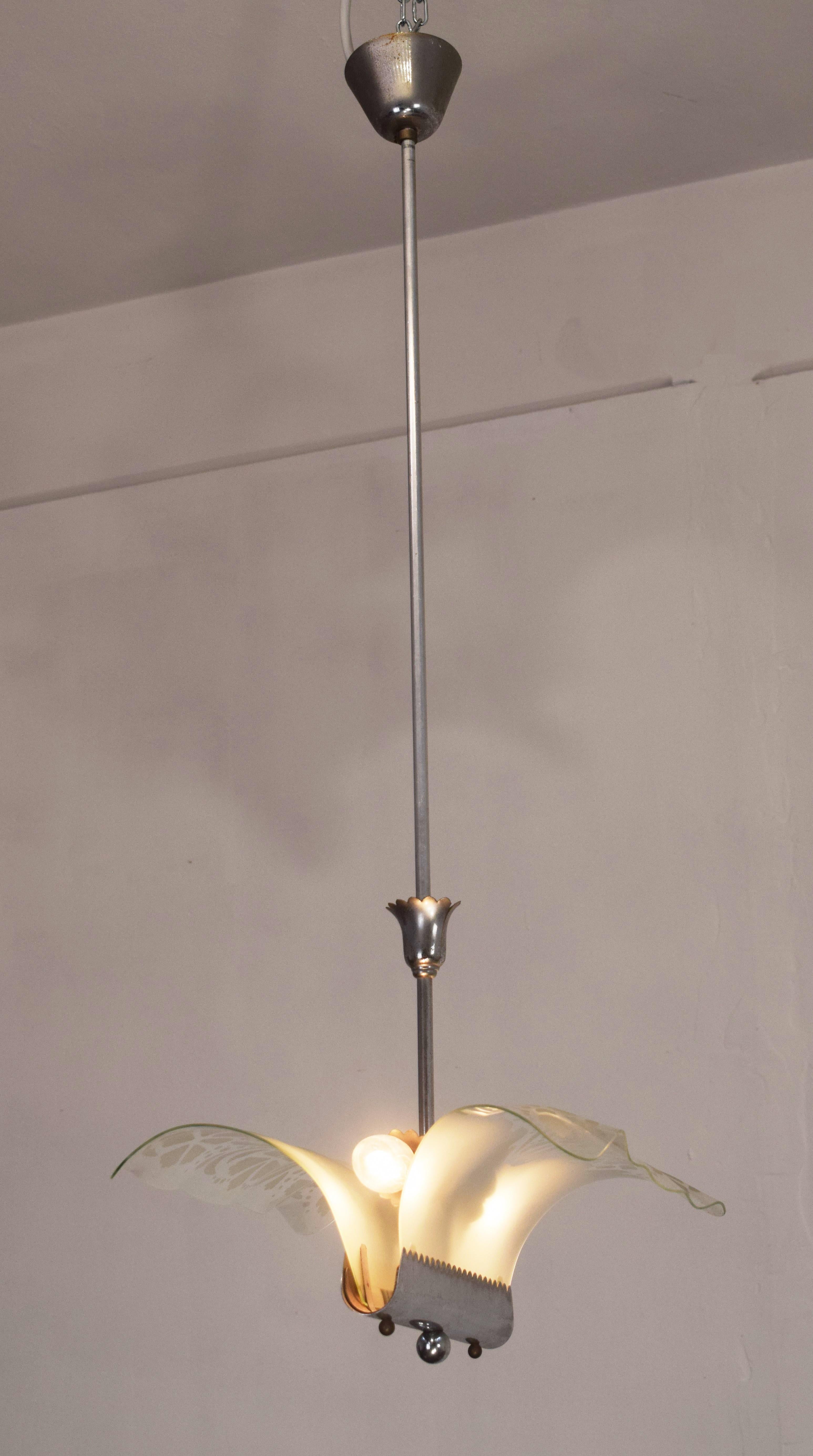 Suspension light in the style of Pietro Chiesa, Italy, 1940s.

Dimensions: H= 90 cm; W= 40 cm; D= 30 cm.