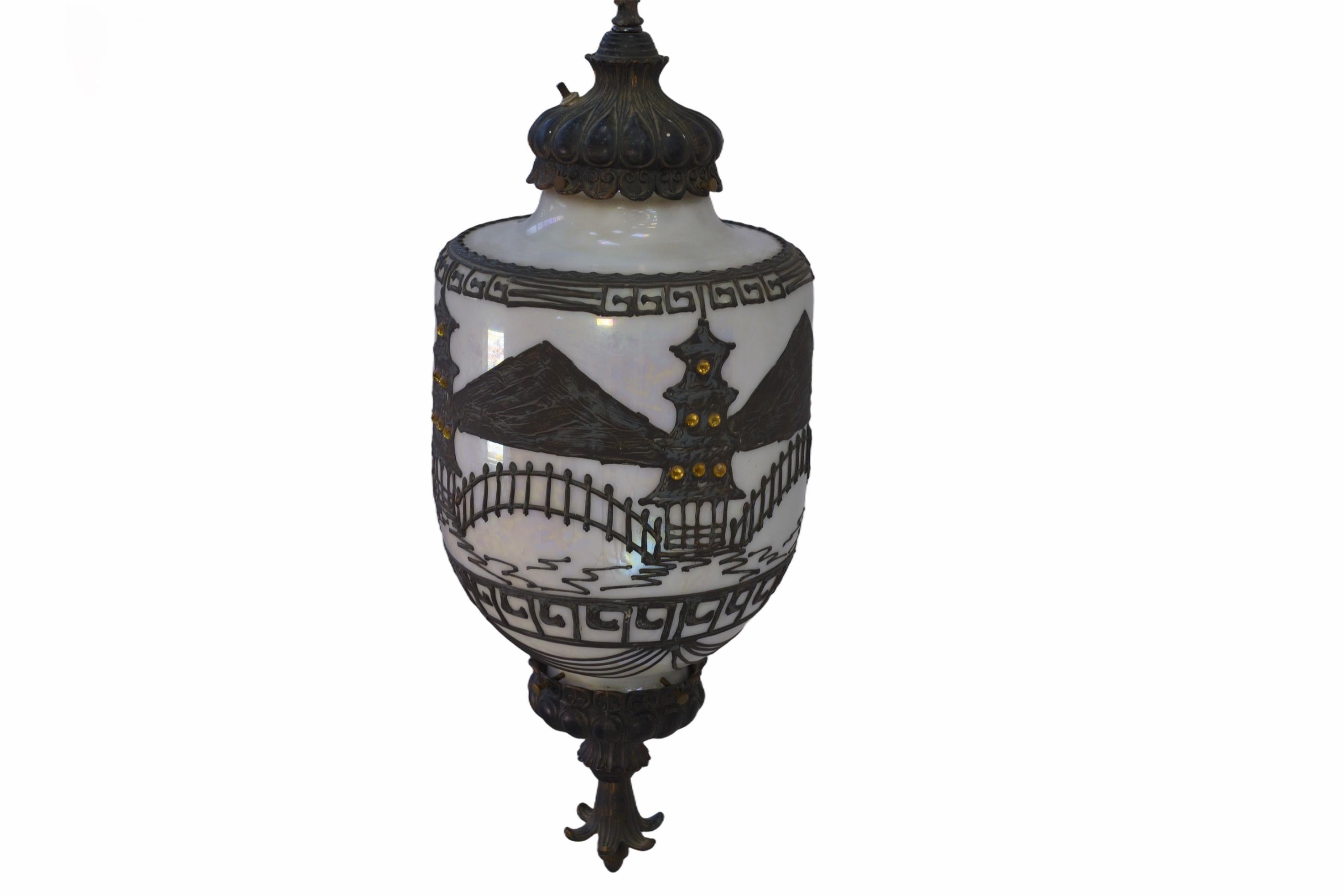 Sospensione opalina nacrée con decori asiatici e incrostazioni in laiton edita da Accurate Casting Co.1975

Accurate Casting Company, fondata nel 1972, è un'azienda americana specializzata nella produzione di lampade decorative in stile vittoriano e