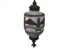 Suspension opaline nacrée décor asiatique et incrustation en laiton