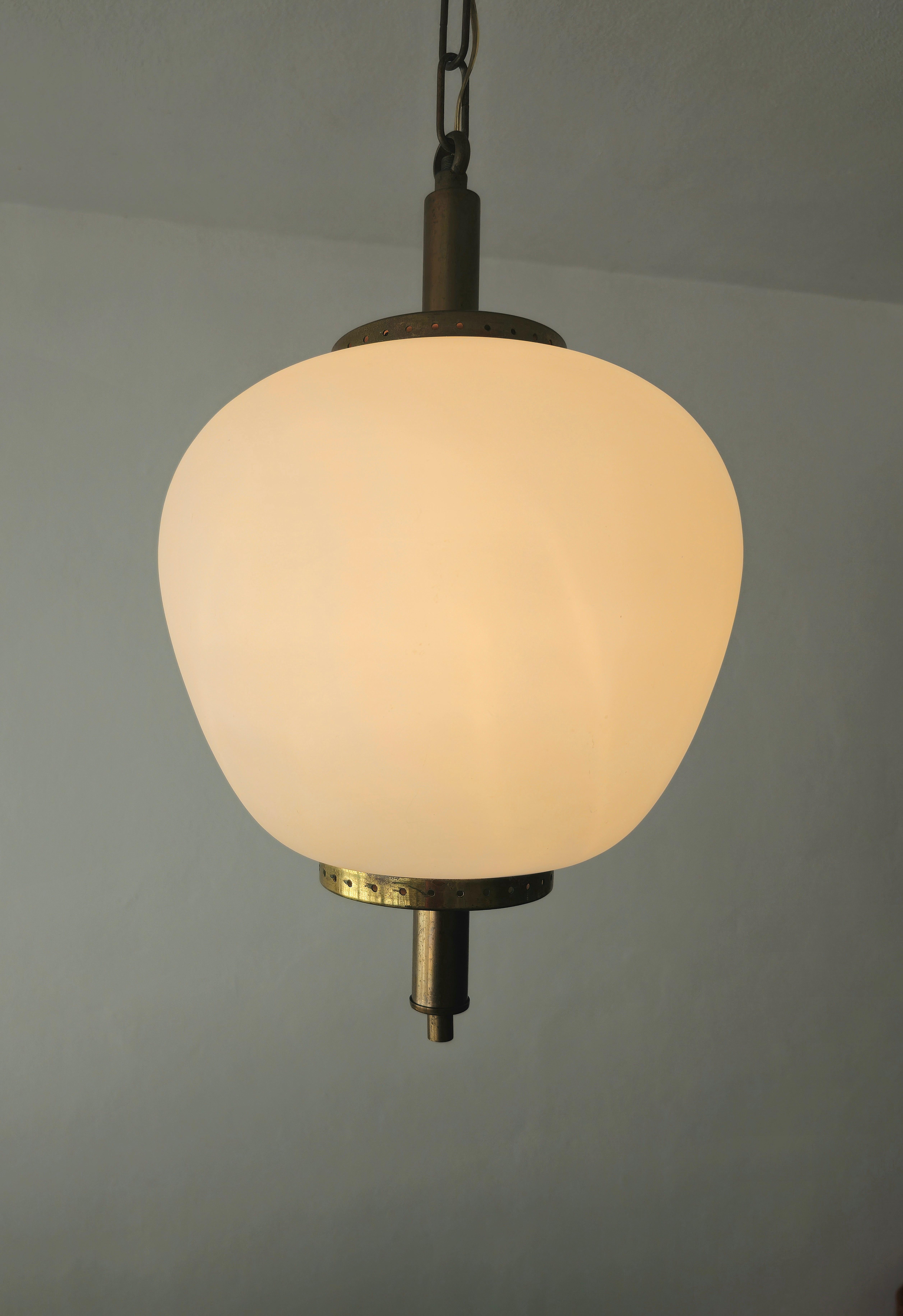 Production in Italy approx. 1950. Brass pendant lamp, oval body in white satin glass. A suspension lamp attributable to L. Caccia Dominioni. Please watch the video and photos carefully, thank you.

Glass measurements: Width 29 cm. Height 25 cm.
1