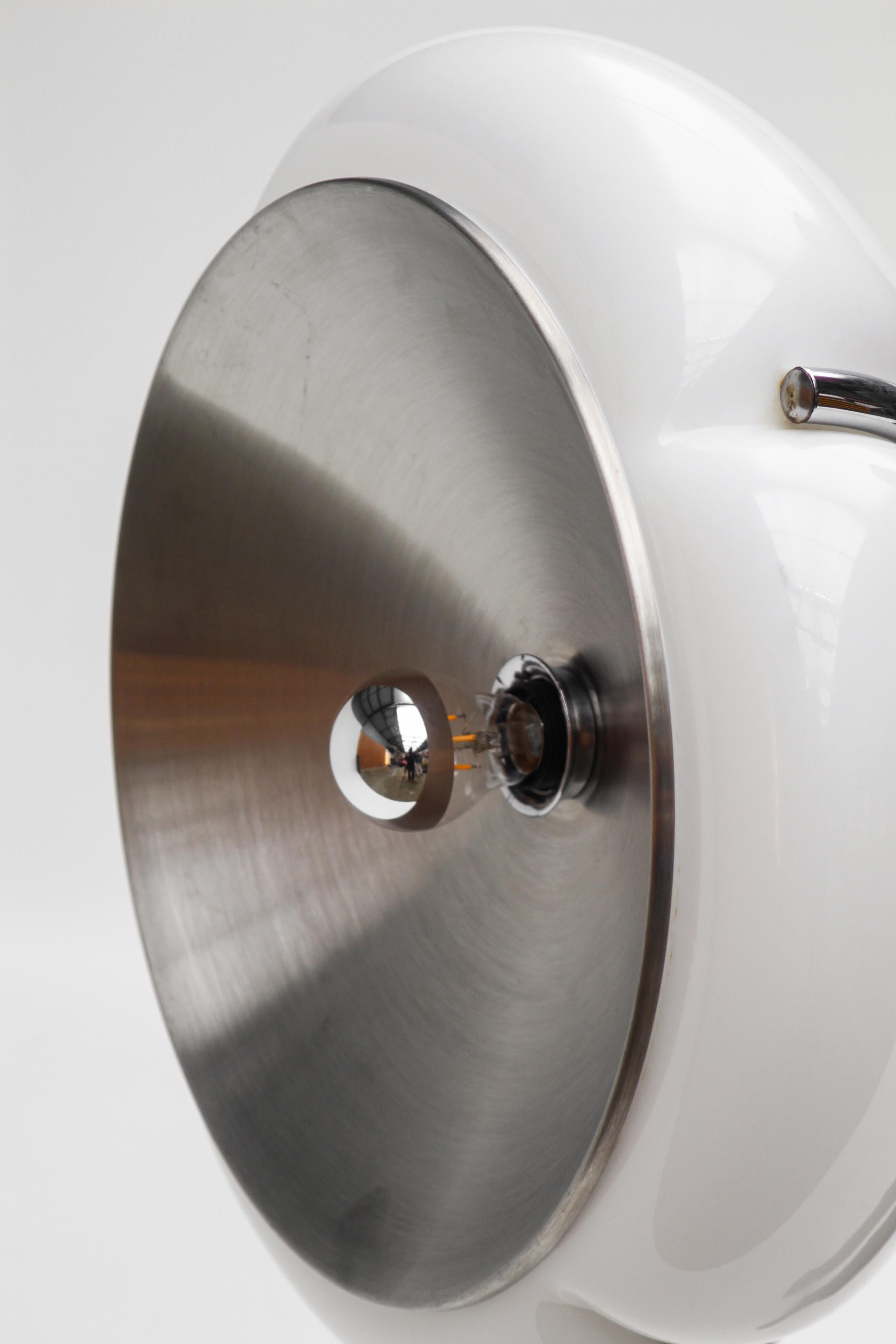 Das 1974 von Gae Aulenti für Harvey Guzzini entworfene Fahrwerk Quadrifoglio ist ein Markenzeichen des italienischen Space Age-Designs.

Sein Diffusor aus opalem Acrylglas mit süßen und organischen Formen verbreitet ein helles und umfassendes Licht,