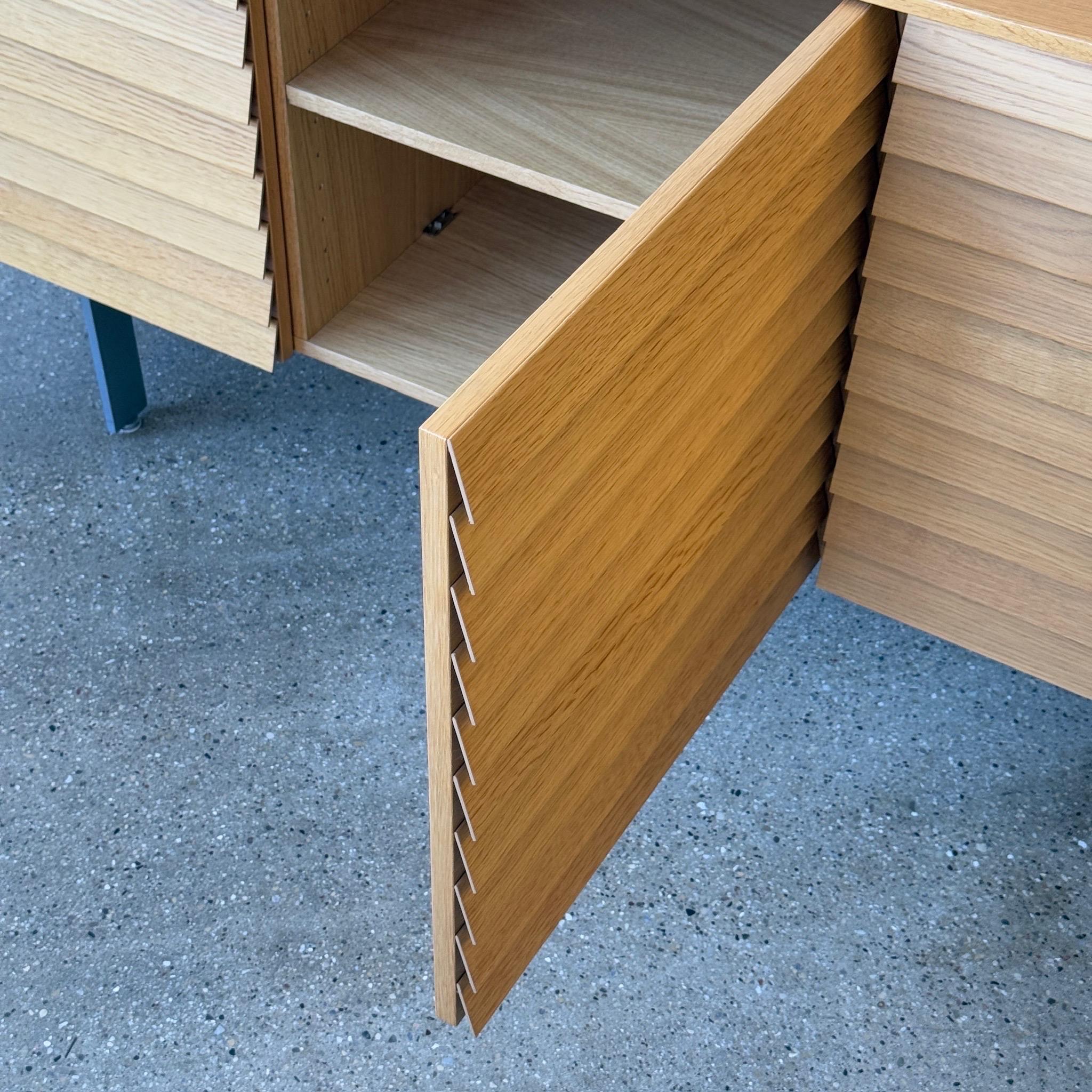 Chêne Buffet Sussex de Terence Woodgate pour Punt Mobles en vente