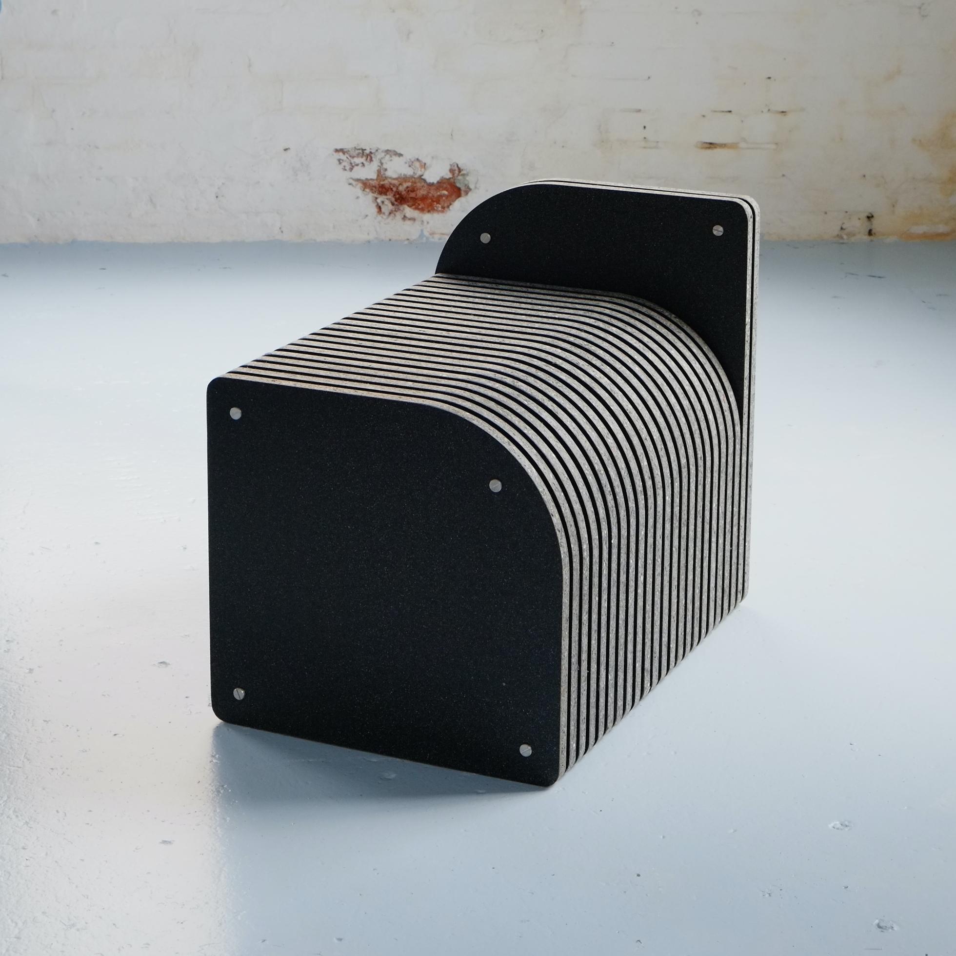 Un siège durable fabriqué à partir de déchets plastiques recyclés de post-consommation. Nous avons conçu ces bancs pour les jardins botaniques royaux d'Édimbourg en Écosse à l'été 2021, dans le cadre de la conférence COP26.

Fabriqué à partir d'un