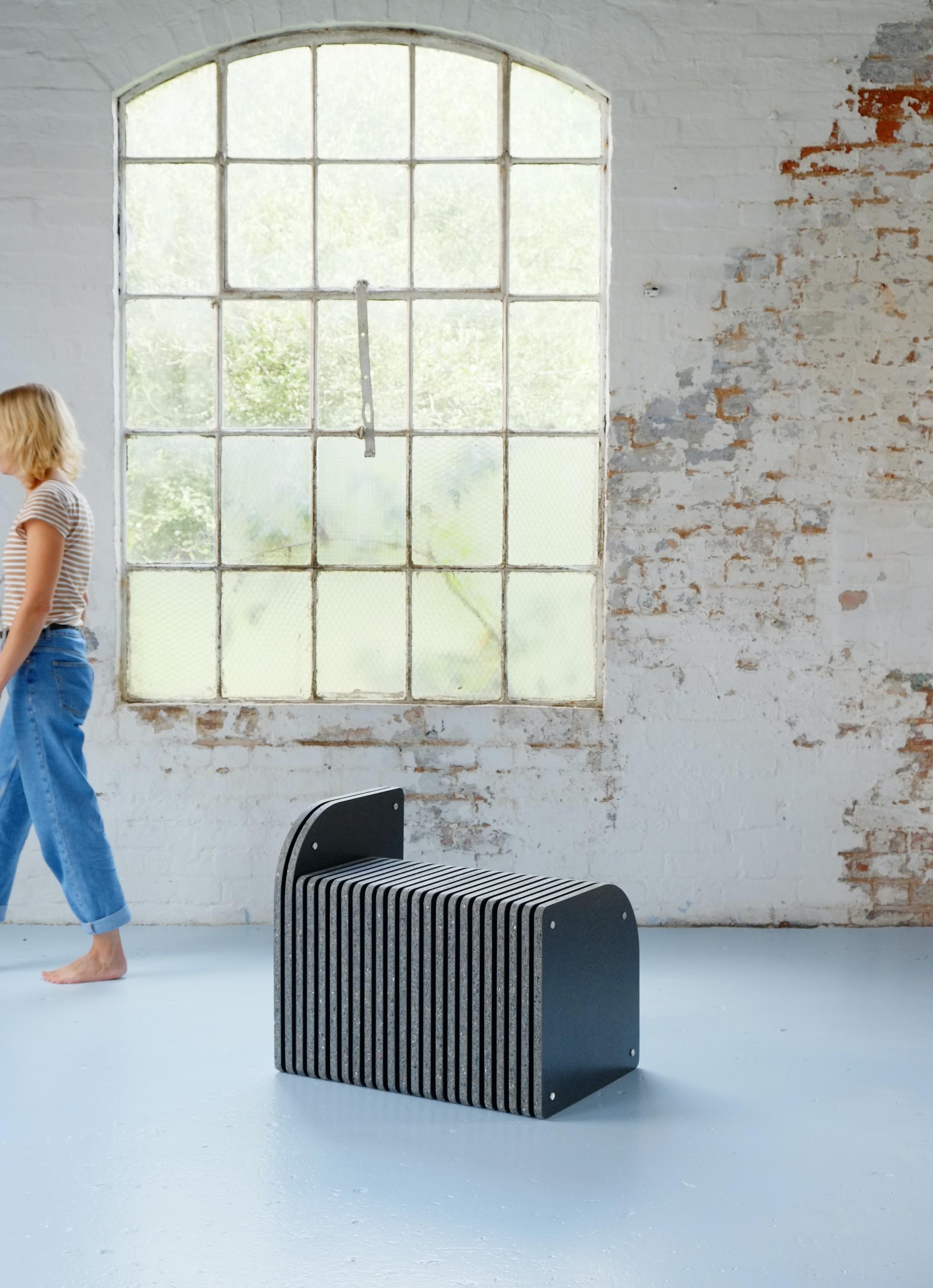 Minimaliste Sièges d'intérieur et d'extérieur durables fabriqués à partir de plastique recyclé post-consommation en vente