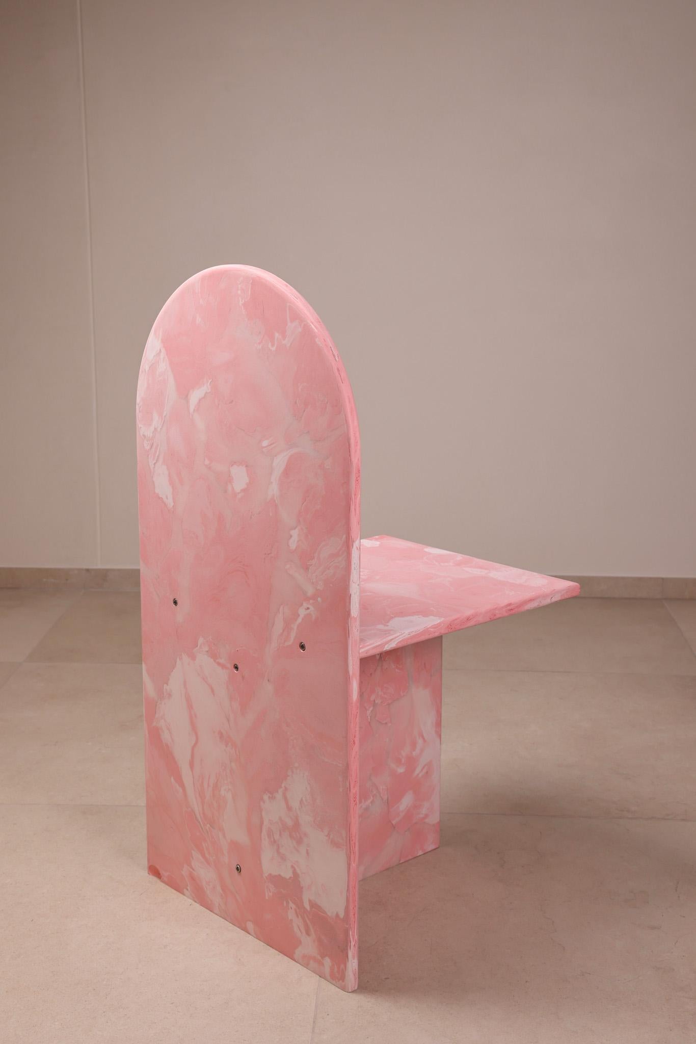 Fait main Chaise rose contemporaine fabriquée à la main en plastique 100 % recyclé par Anqa Studios en vente