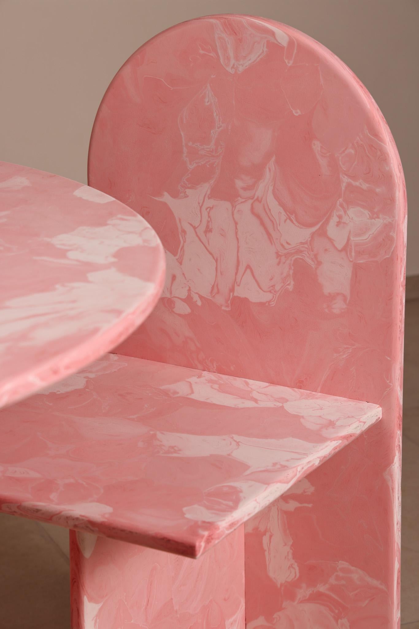 Chaise rose contemporaine fabriquée à la main en plastique 100 % recyclé par Anqa Studios Neuf - En vente à Camischolas, CH
