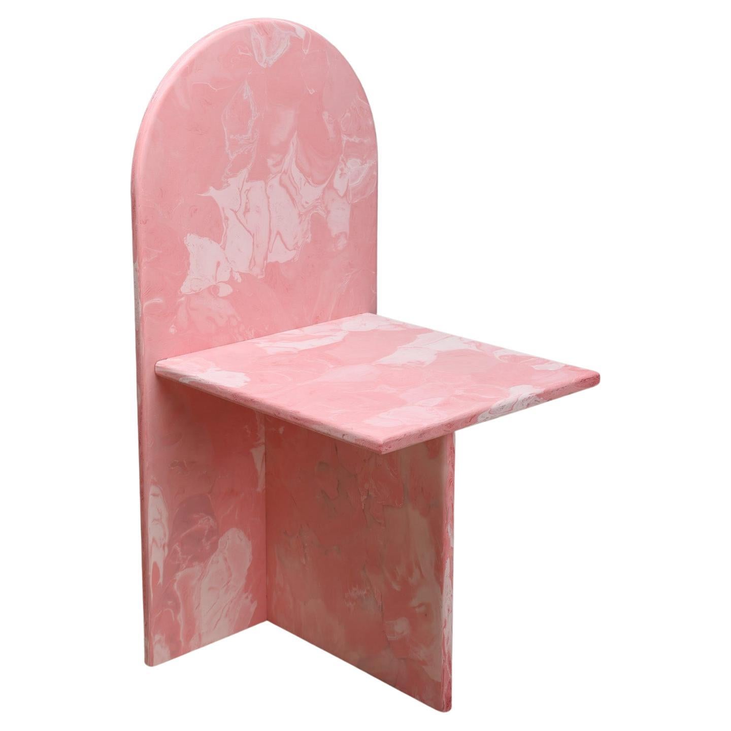 Chaise rose contemporaine fabriquée à la main en plastique 100 % recyclé par Anqa Studios
