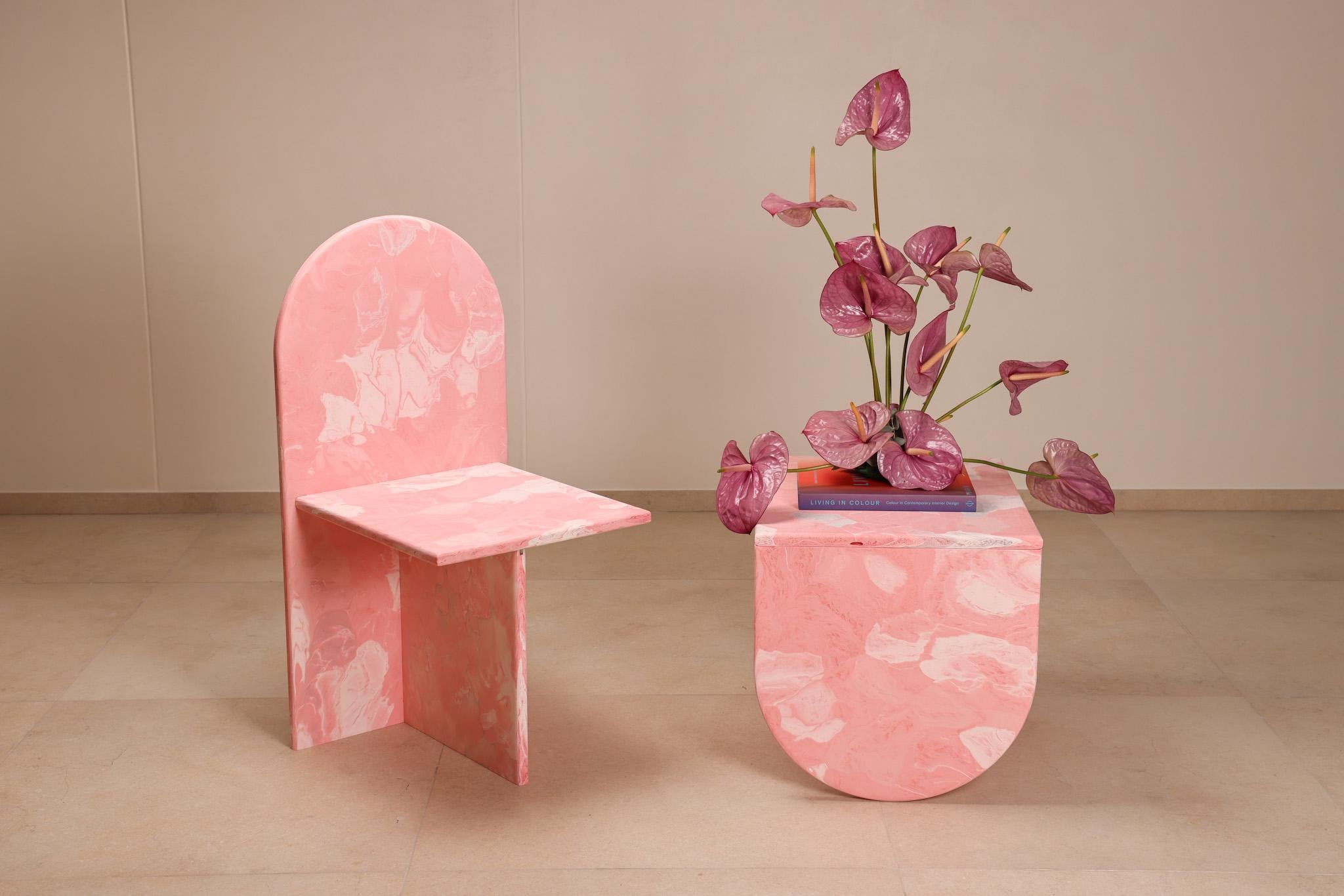 Zeitgenössischer rosa Couchtisch, handgefertigt aus 100 % recyceltem Kunststoff von Anqa Studios (Moderne) im Angebot