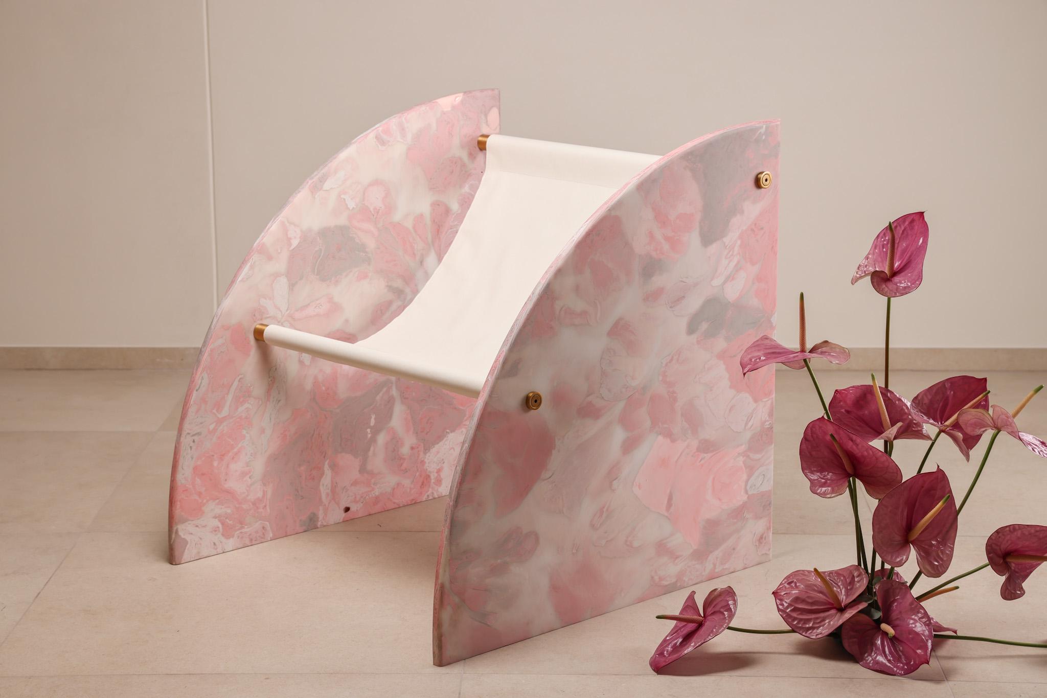 Chaise longue rose contemporaine fabriquée à la main en plastique 100% recyclé par Anqa Studios
Ajoutez une icône moderne à votre espace avec cette chaise.
Les côtés symétriques sont fabriqués à partir de plastique recyclé et confèrent à la chaise