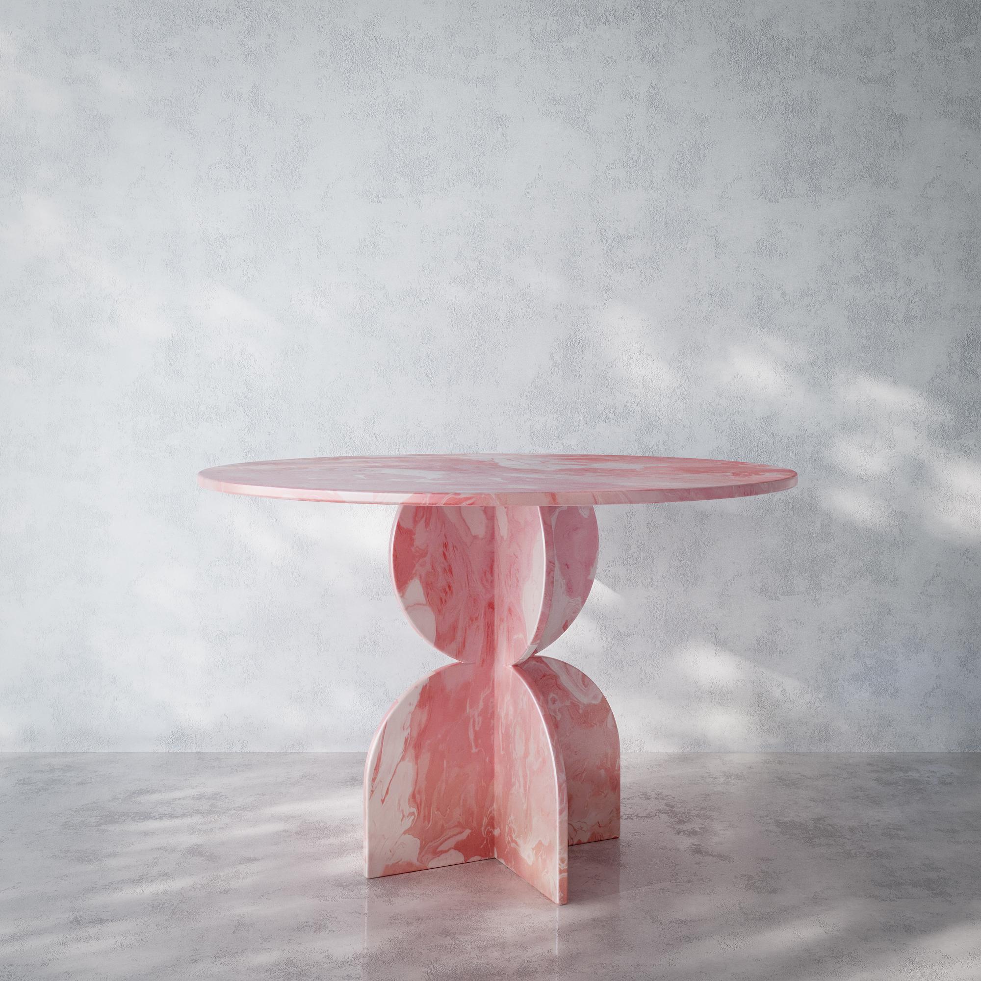Runder Tisch in Rosa, handgefertigt aus 100% recyceltem Kunststoff von Anqa Studios.
Unglaubliche Gespräche finden an unglaublichen Tischen statt. Der runde Tisch von ANQA Studios ist ein geometrisch geformter Tisch, dessen Design von der
