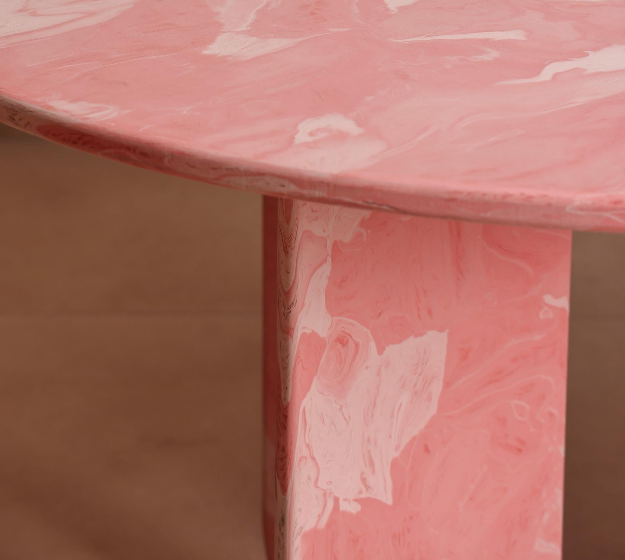 Moderne Table ronde contemporaine rose fabriquée à la main en plastique 100 % recyclé par Anqa Studios