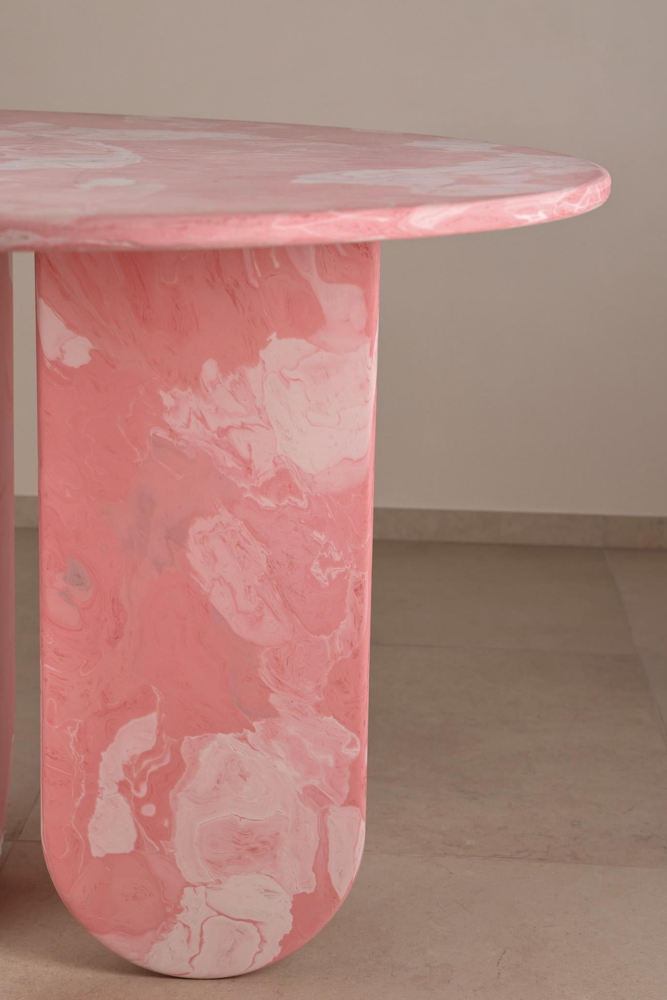 Néerlandais Table ronde contemporaine rose fabriquée à la main en plastique 100 % recyclé par Anqa Studios