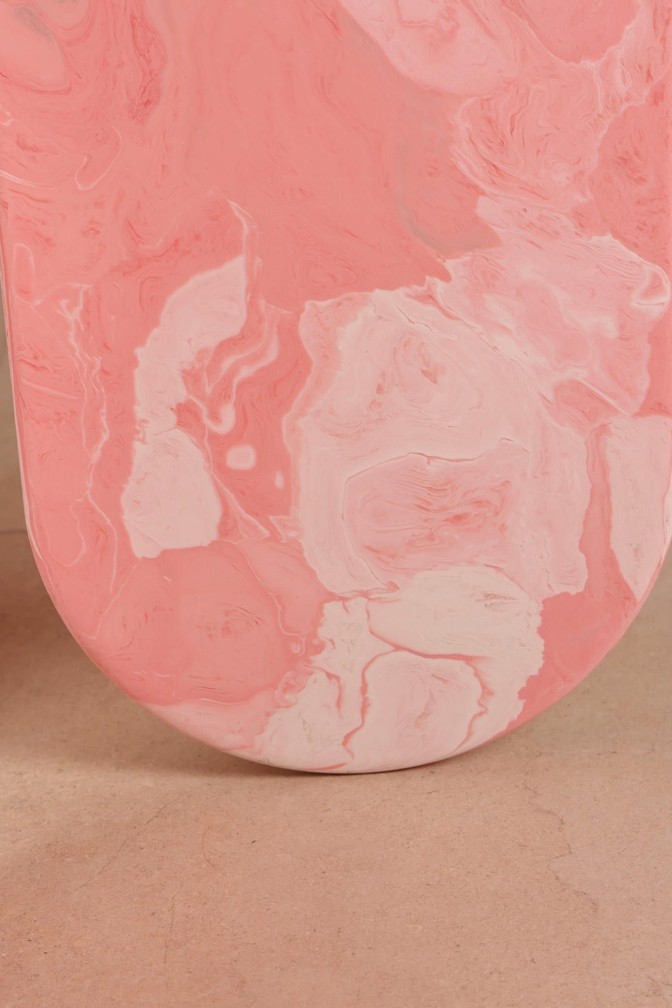 Fait main Table ronde contemporaine rose fabriquée à la main en plastique 100 % recyclé par Anqa Studios