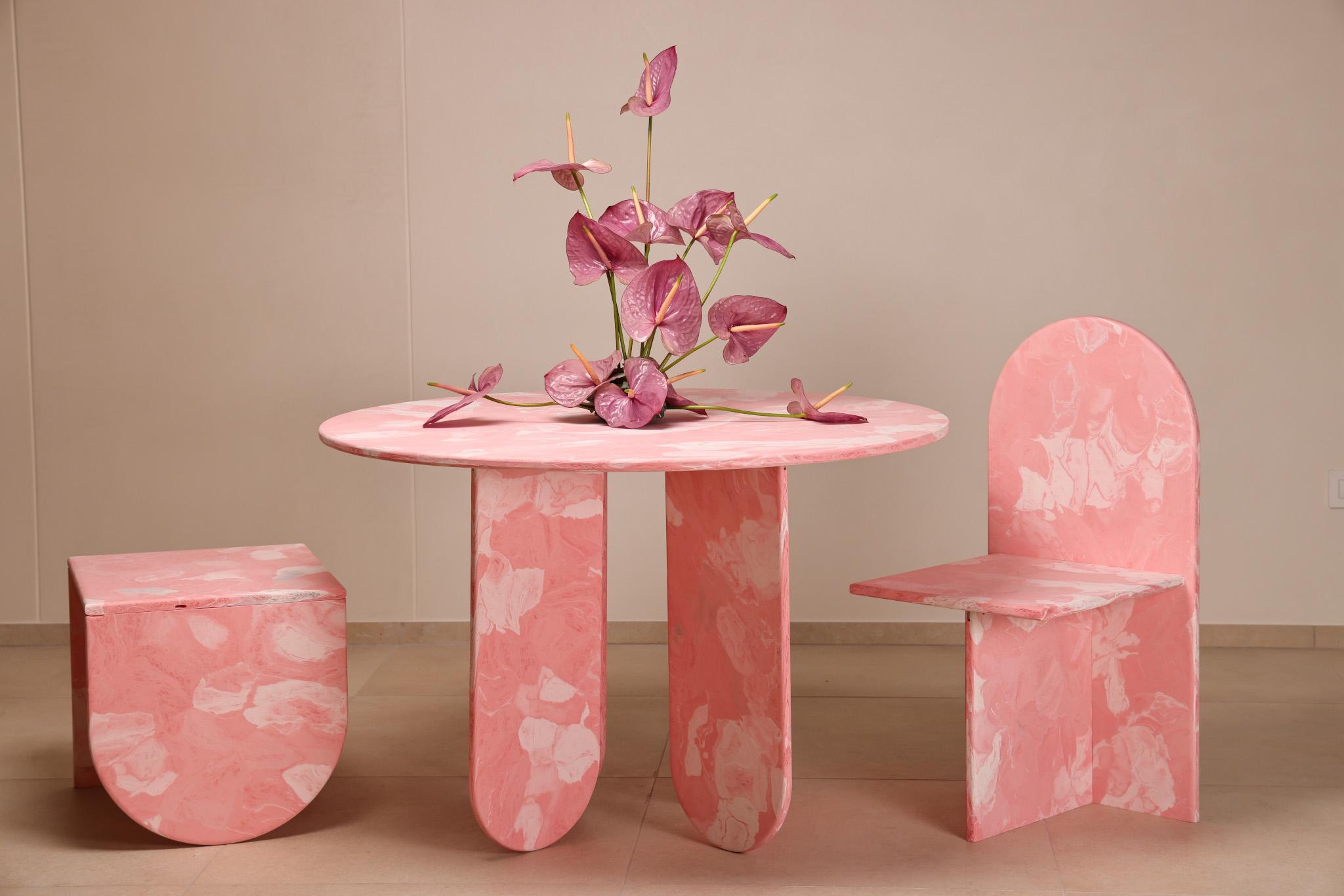 Table ronde contemporaine rose fabriquée à la main en plastique 100 % recyclé par Anqa Studios Neuf à Camischolas, CH