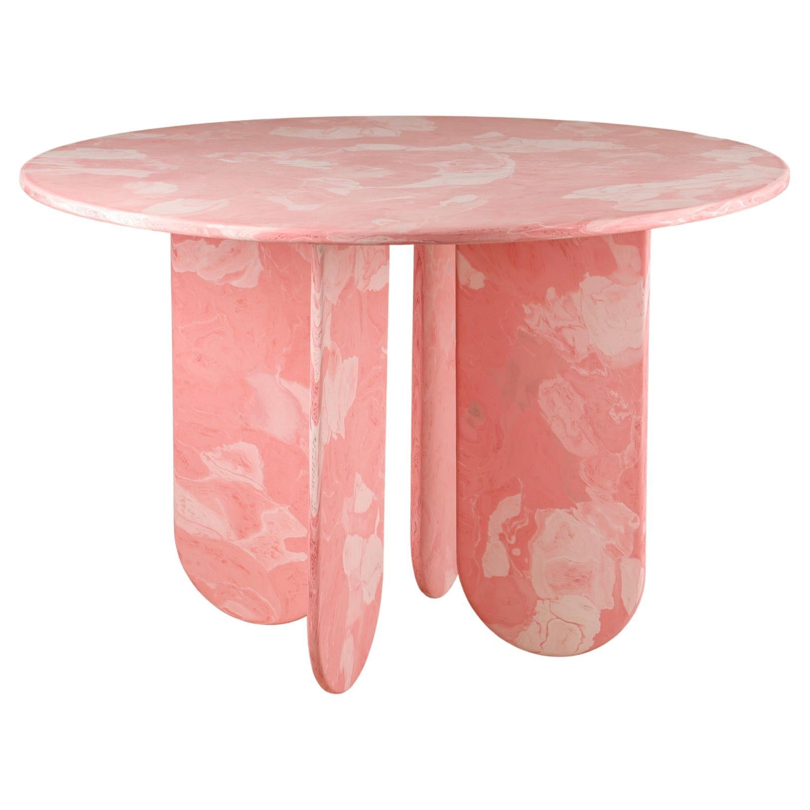Table ronde contemporaine rose fabriquée à la main en plastique 100 % recyclé par Anqa Studios