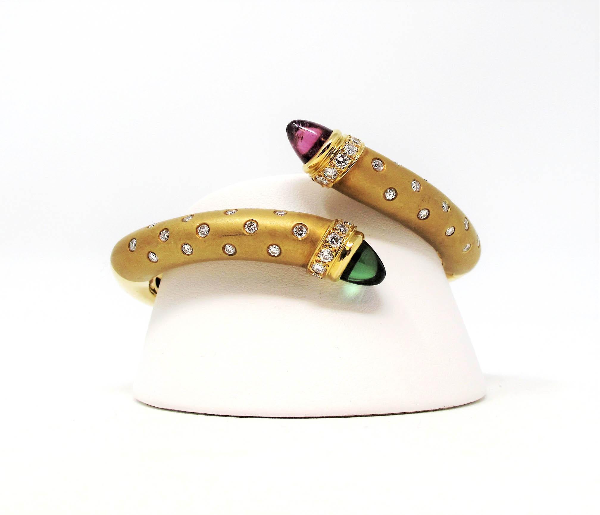 Absolut schönes Susy Mor Turmalin- und Diamantarmband. Dieses wunderschöne Schmuckstück besticht durch sein verspieltes und zugleich elegantes Design mit bunten Edelsteinen und gepunkteter Diamantanordnung. Die geschwungene Bypass-Form schmeichelt