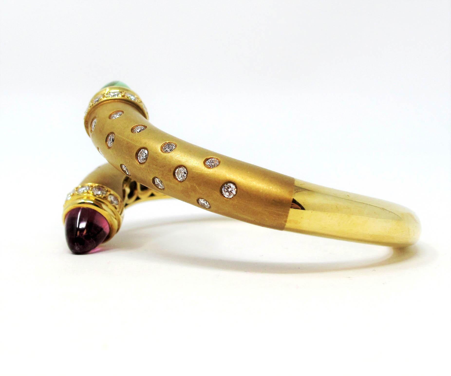 Susy Mor Bypass-Armreif aus 18 Karat Gold mit rosa und grünem Turmalin und Diamanten (Zeitgenössisch)