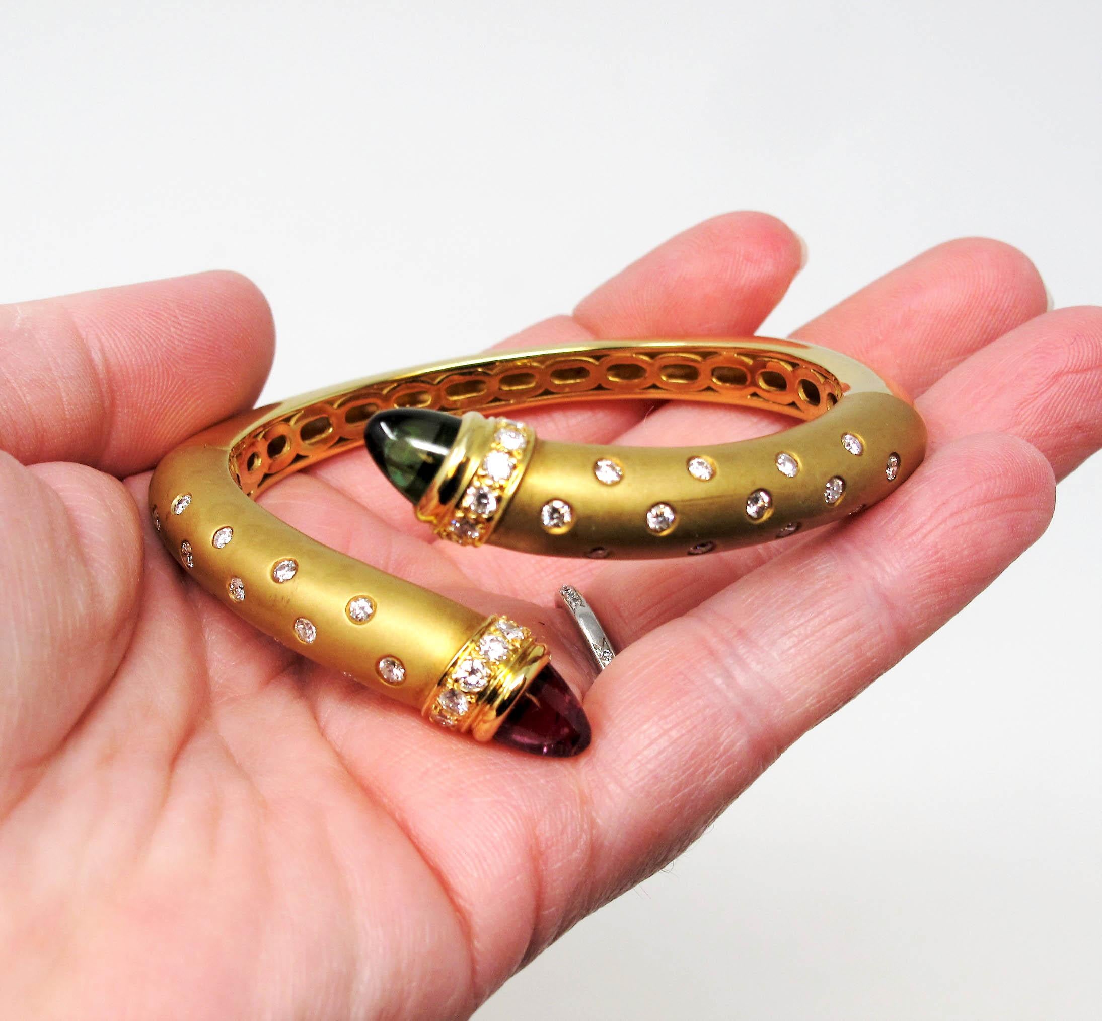 Susy Mor Bypass-Armreif aus 18 Karat Gold mit rosa und grünem Turmalin und Diamanten 3
