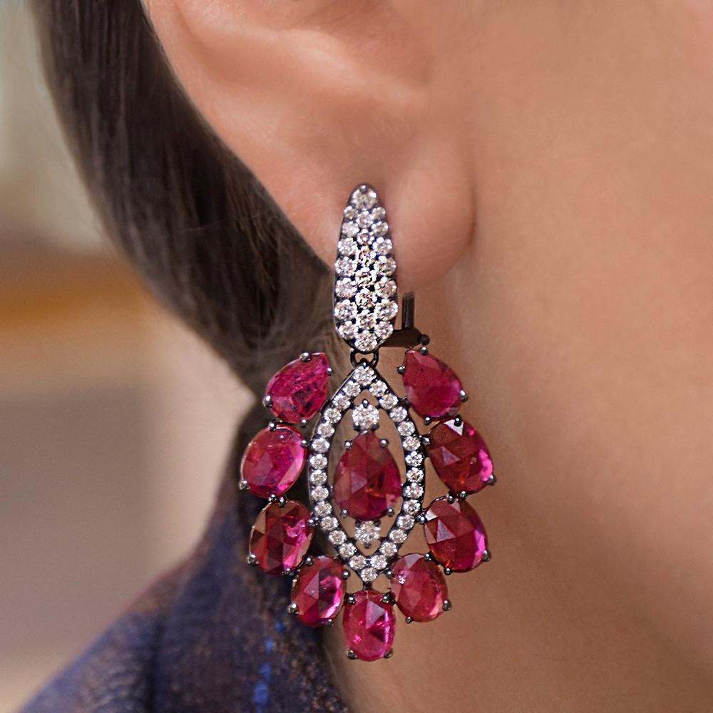 Ces boucles d'oreilles pendantes de Sutra sont composées de 12,25 carats de rubis de forme marquise, ovale et poire et de 1,48 carats de diamants ronds et brillants. Serti en or blanc noirci 18 carats. Les boucles d'oreilles mesurent 1,75