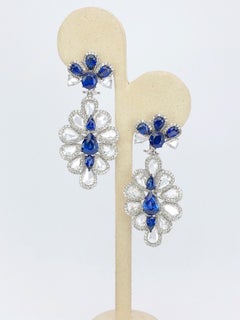 Sutra 18 Karat Gold Blume Tropfenohrringe mit Diamanten und Saphiren im Rosenschliff