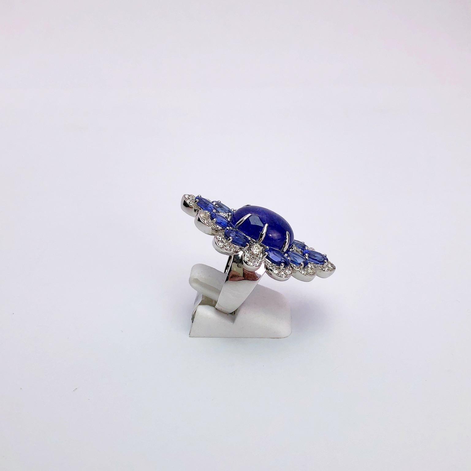 Sutra 18 Karat Gold Ring with Cabochon Tanzanite, Blue Sapphires and Diamonds In New Condition In New York, NY