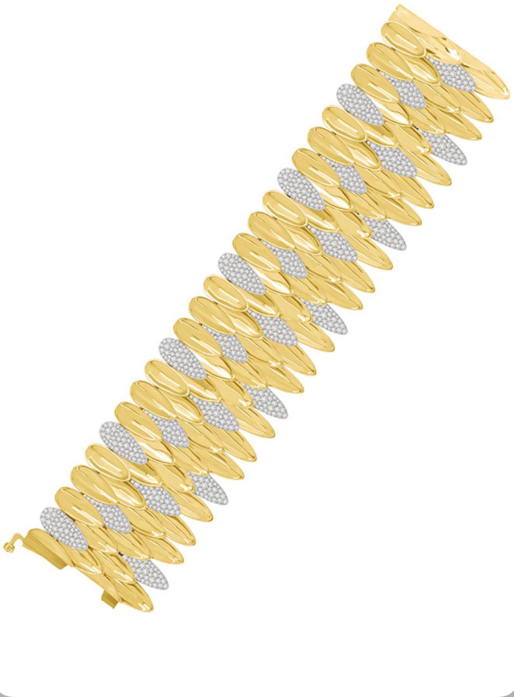 Ein echter Hingucker. Dieses prächtige Armband ist aus 18 Karat Gelb- und Weißgold gefertigt. Das Armband ist mit 4 Reihen von blattförmigen Abschnitten gestaltet. Die glänzenden Gelbgoldblätter wechseln sich mit weißgoldenen, mit Diamanten