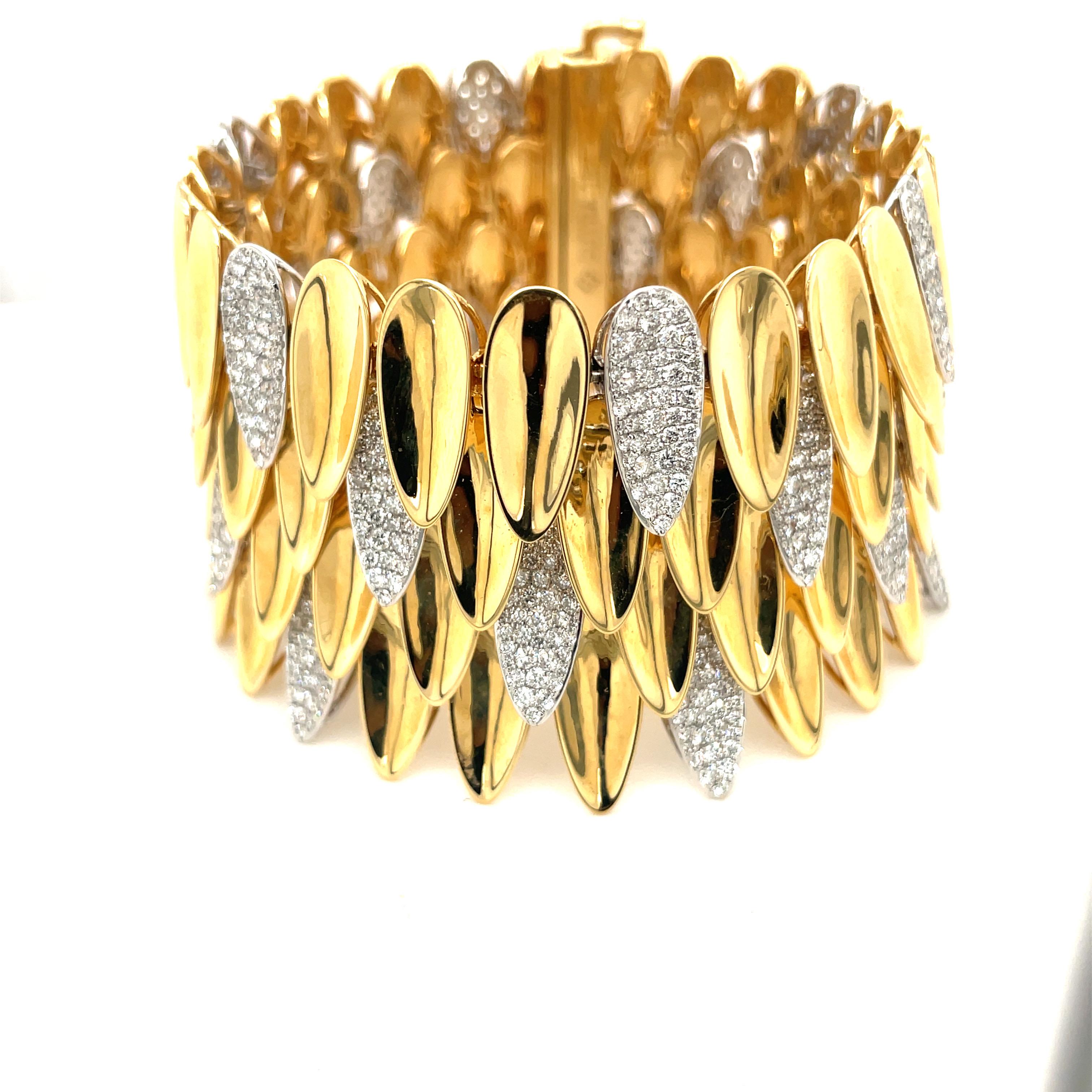 Sutra 18KT Gelb- und Weißgold 11,82 Karat Diamant Lotusblatt Manschettenarmband für Damen oder Herren im Angebot