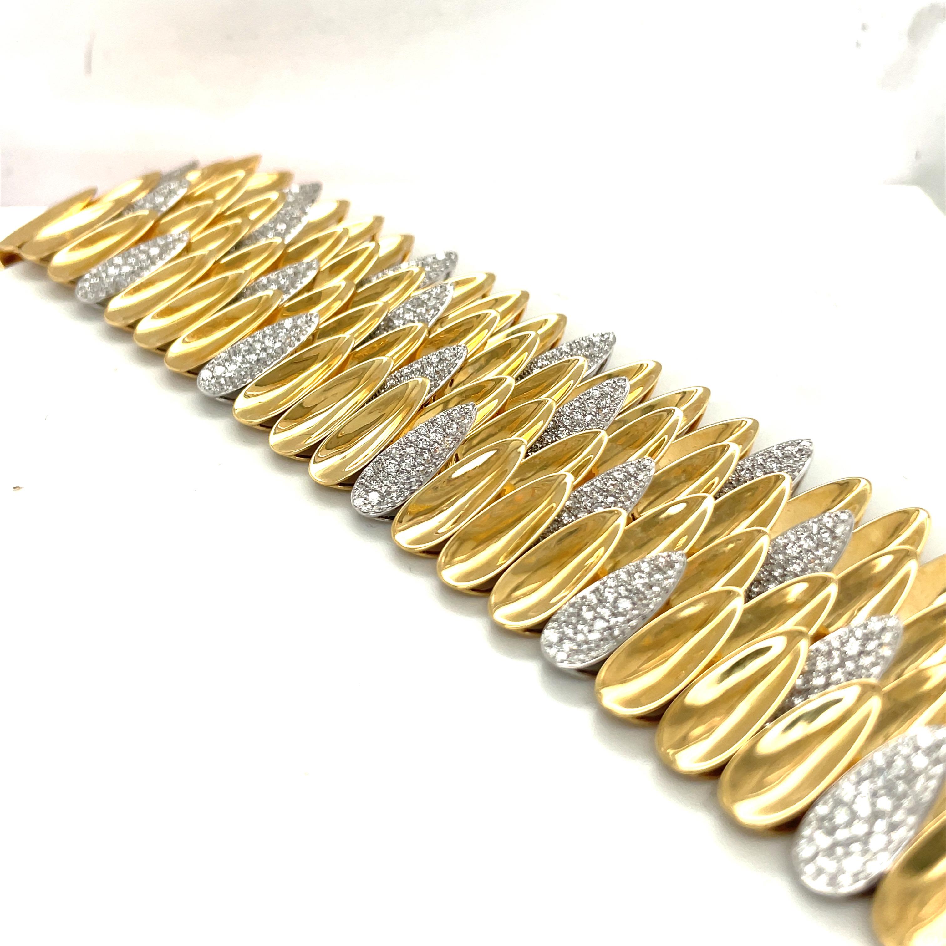 Sutra 18KT Gelb- und Weißgold 11,82 Karat Diamant Lotusblatt Manschettenarmband im Angebot 2