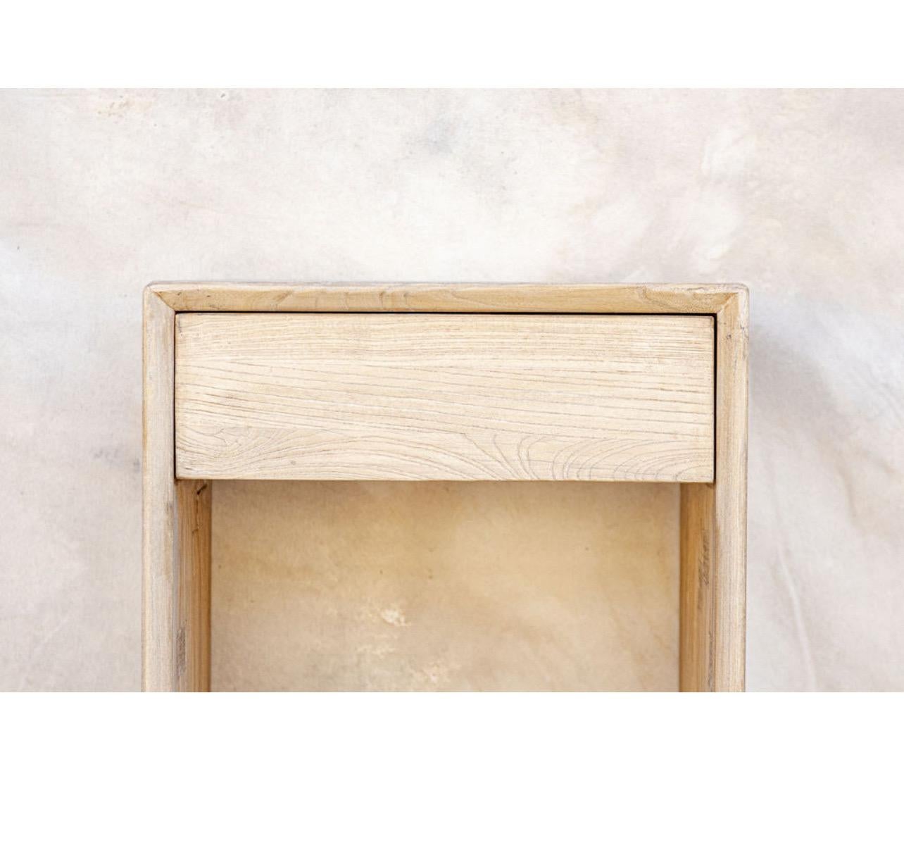 Fabriqué à partir de bois d'orme vintage provenant d'Europe et d'Asie. Nous adorons cette pièce avec son design minimaliste des tiroirs et ses tons de bois naturel. 