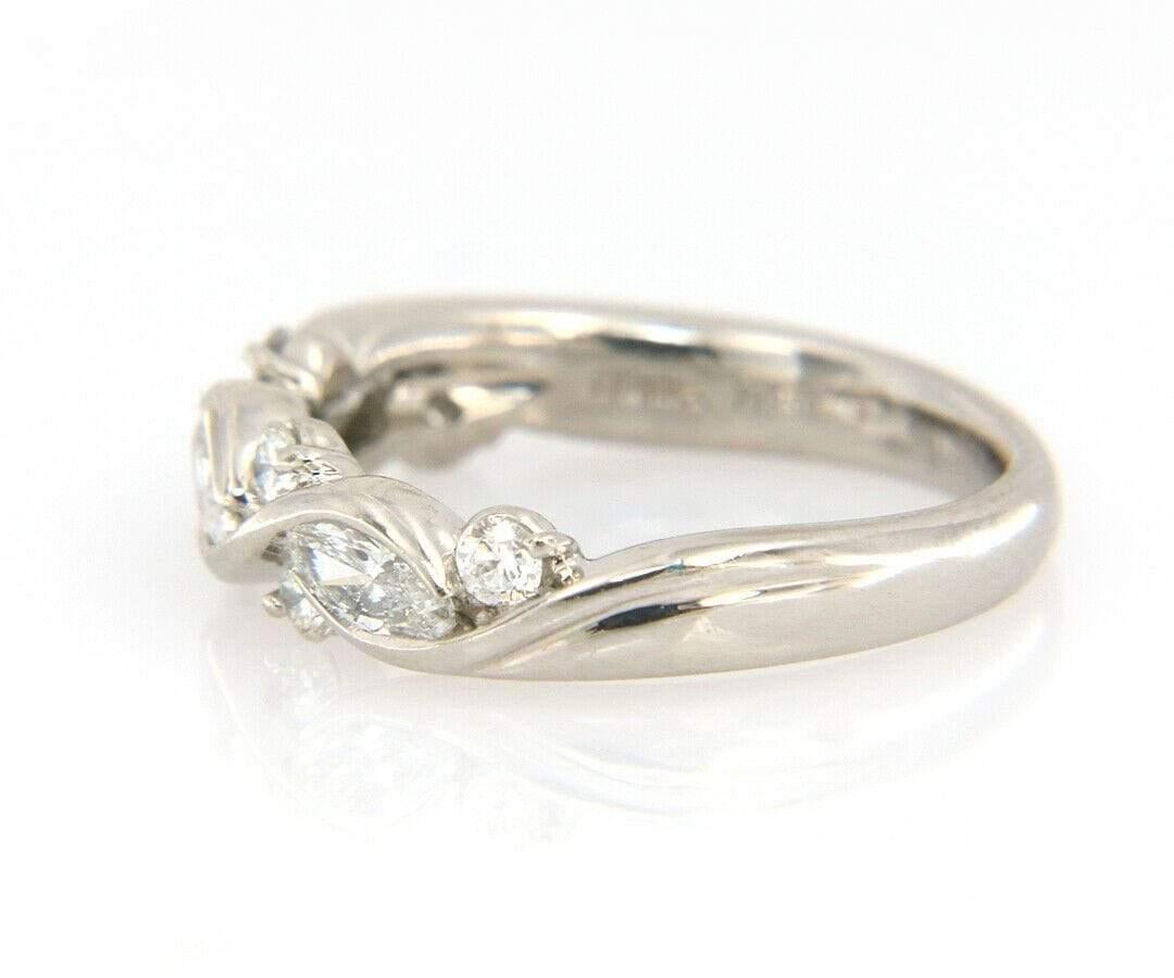 SUWA Jahrestag-Ring aus Platin mit Marquise- und runden Diamanten Damen im Angebot
